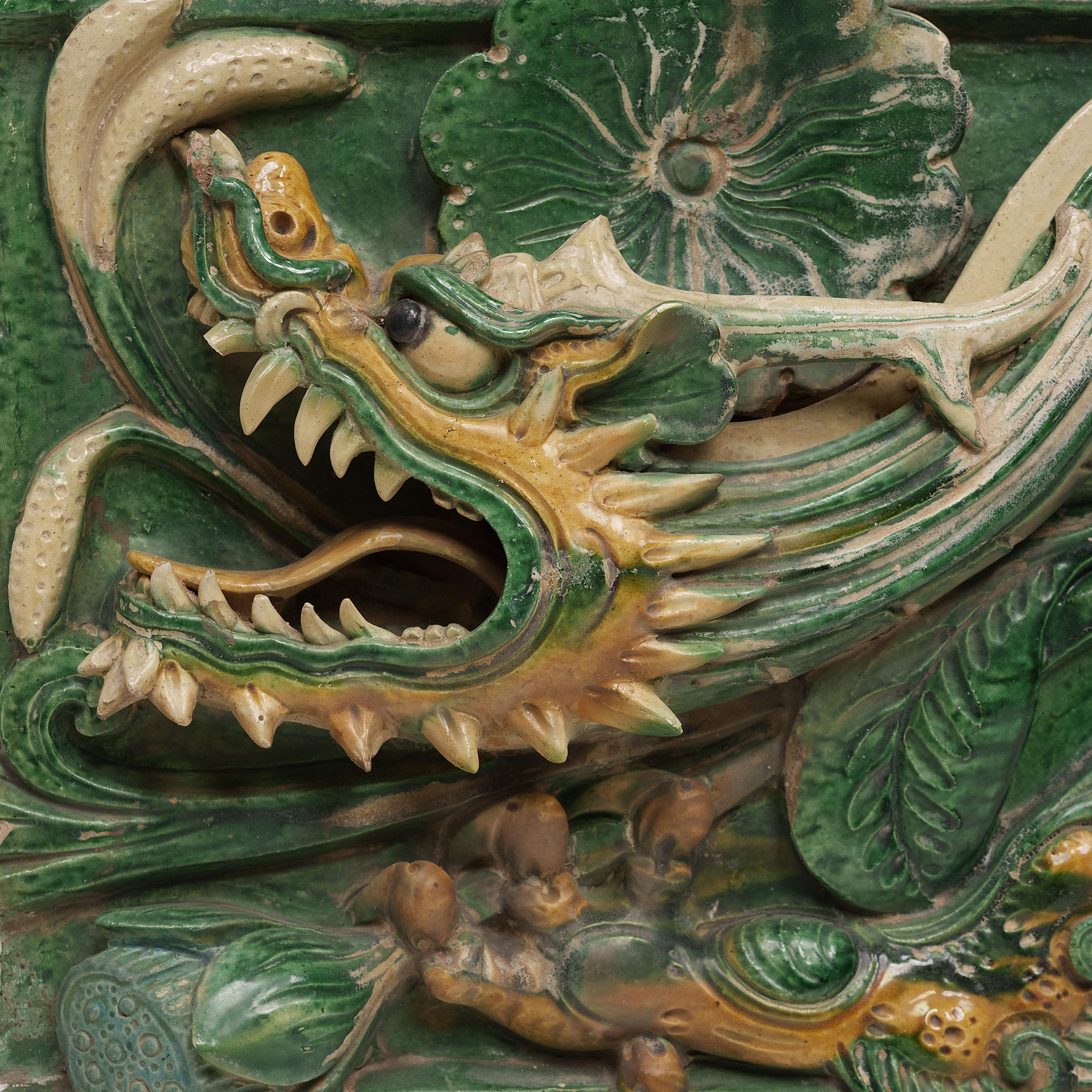 Vernissé Paire de tuiles de toit chinoises Ming Sancai à dragon, c. 1650 en vente