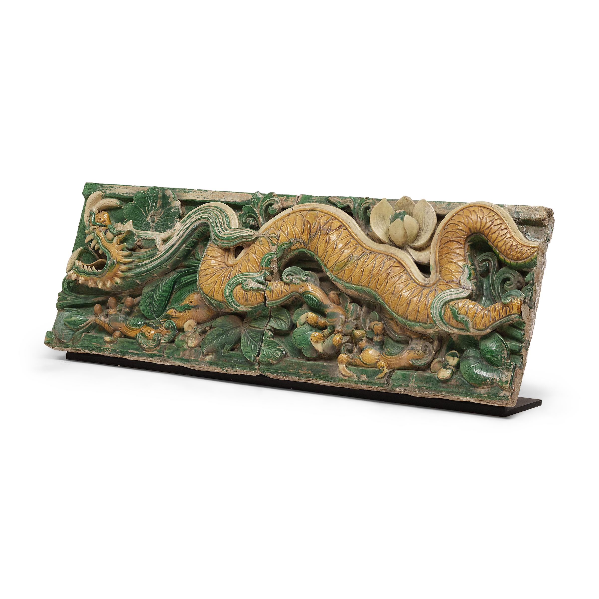 Paire de tuiles de toit chinoises Ming Sancai à dragon, c. 1650 Bon état - En vente à Chicago, IL