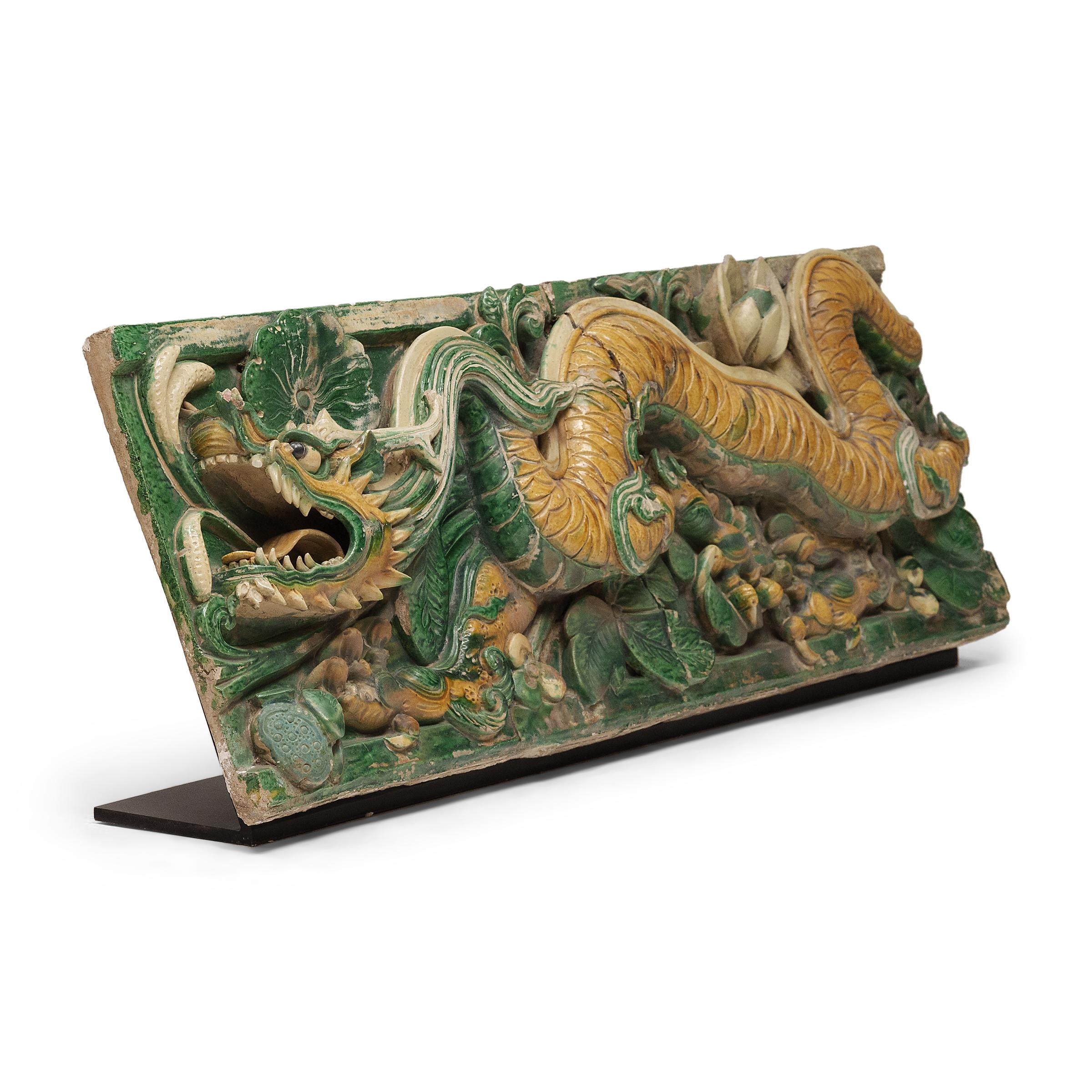 XVIIIe siècle et antérieur Paire de tuiles de toit chinoises Ming Sancai à dragon, c. 1650 en vente