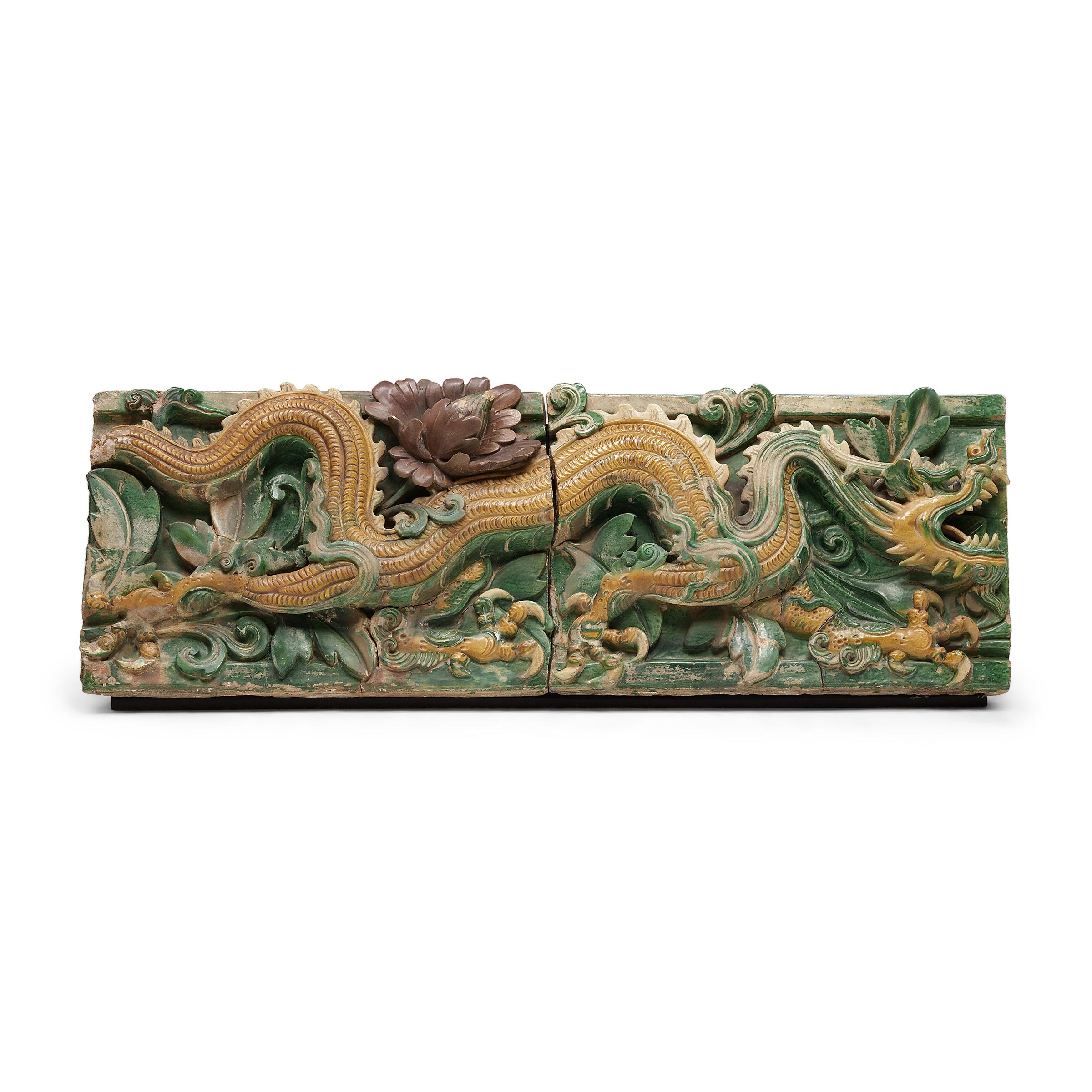 Paire de tuiles de toit chinoises Ming Sancai à dragon, c. 1650 en vente 1