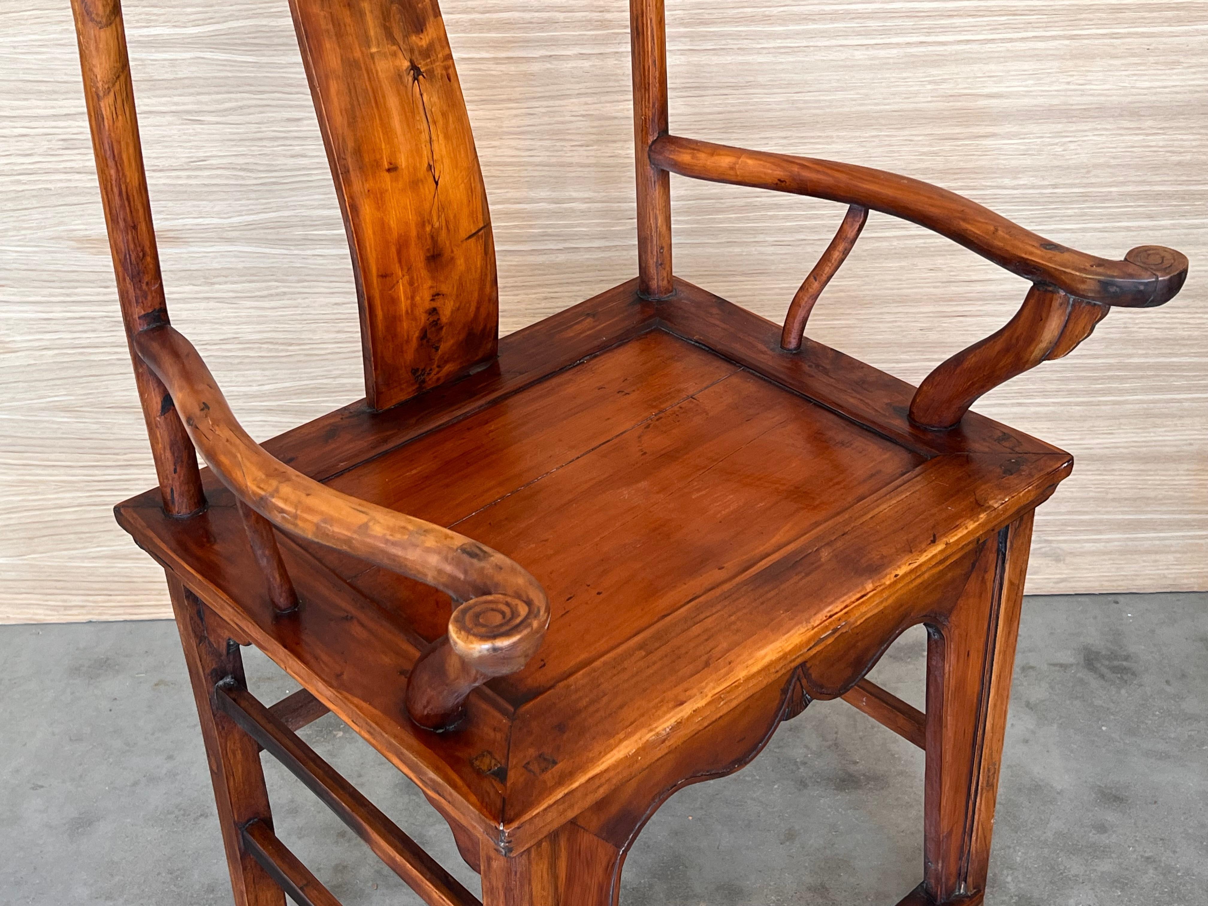 Paar chinesische Thronsessel im Ming-Stil aus geschnitztem Holz mit hoher Rückenlehne im Angebot 6