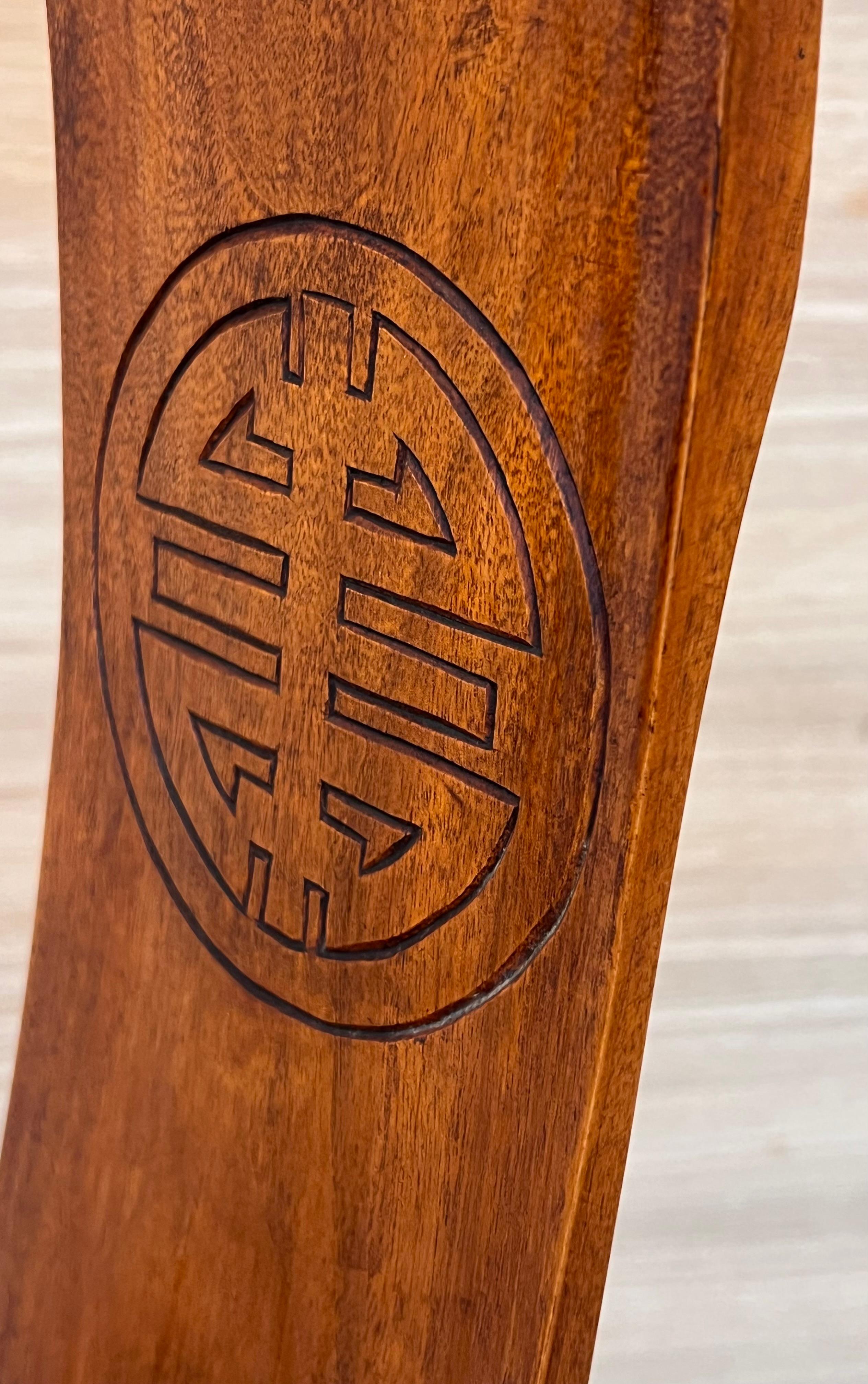Paar chinesische Thronsessel im Ming-Stil aus geschnitztem Holz mit hoher Rückenlehne im Angebot 13