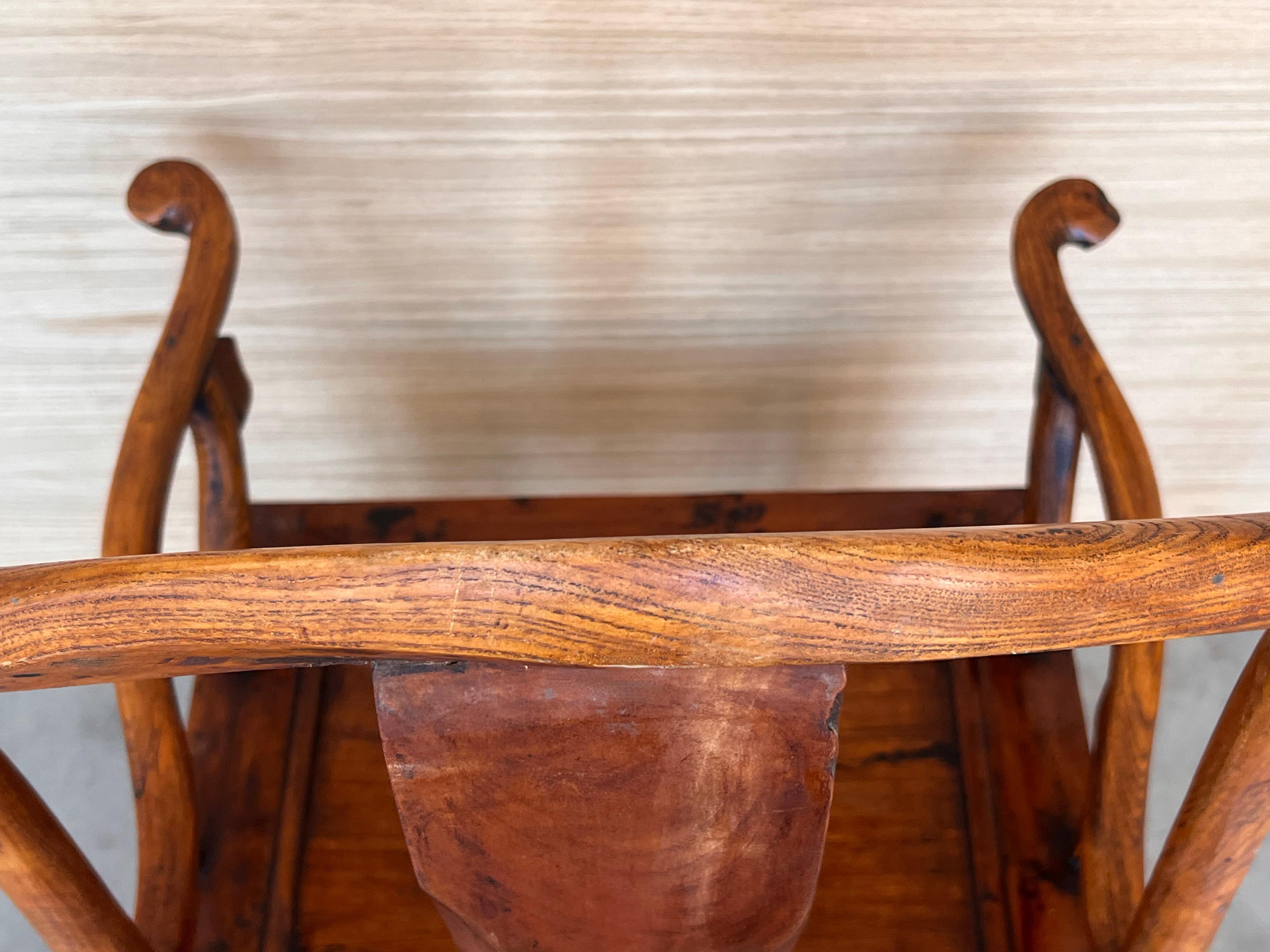 Paar chinesische Thronsessel im Ming-Stil aus geschnitztem Holz mit hoher Rückenlehne im Angebot 14