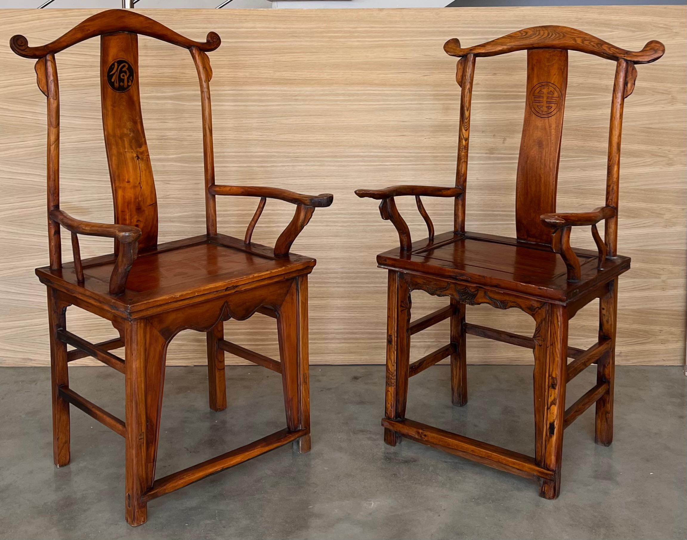 Paar chinesische Thronsessel im Ming-Stil aus geschnitztem Holz mit hoher Rückenlehne (Europäisch) im Angebot