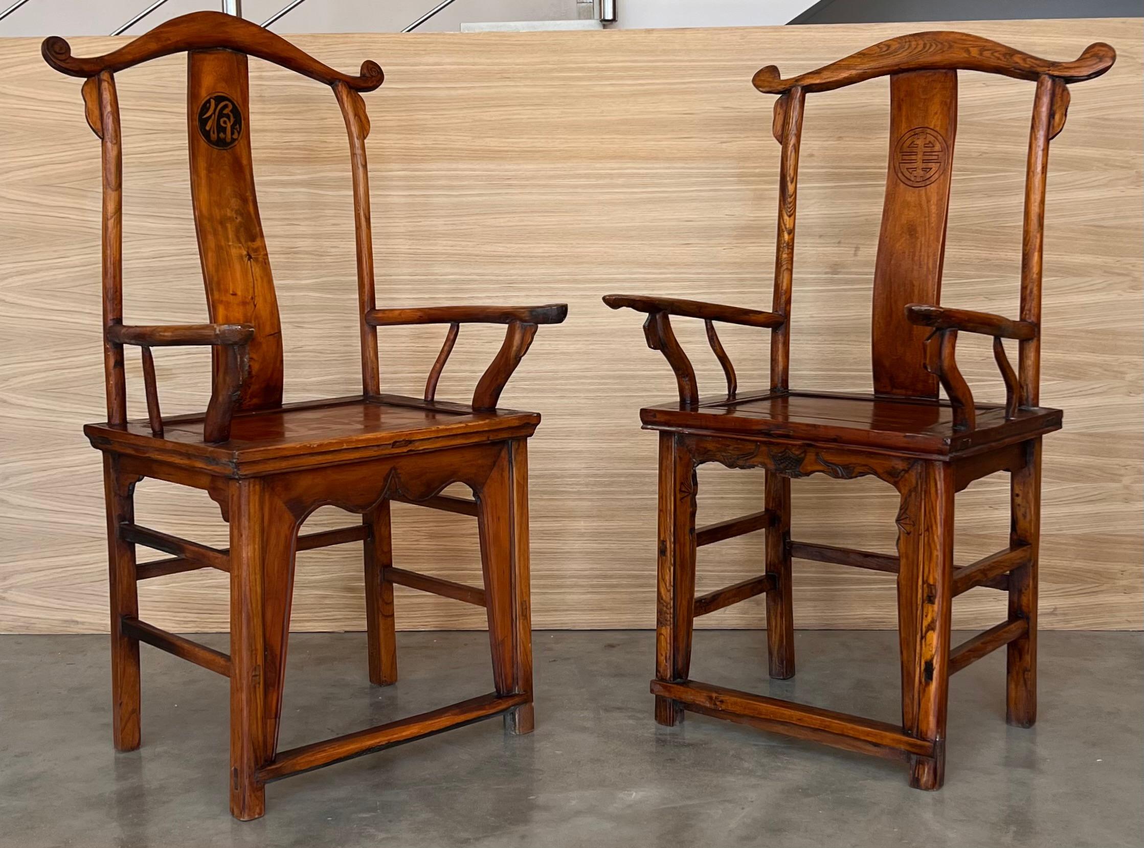 Paar chinesische Thronsessel im Ming-Stil aus geschnitztem Holz mit hoher Rückenlehne im Zustand „Gut“ im Angebot in Miami, FL