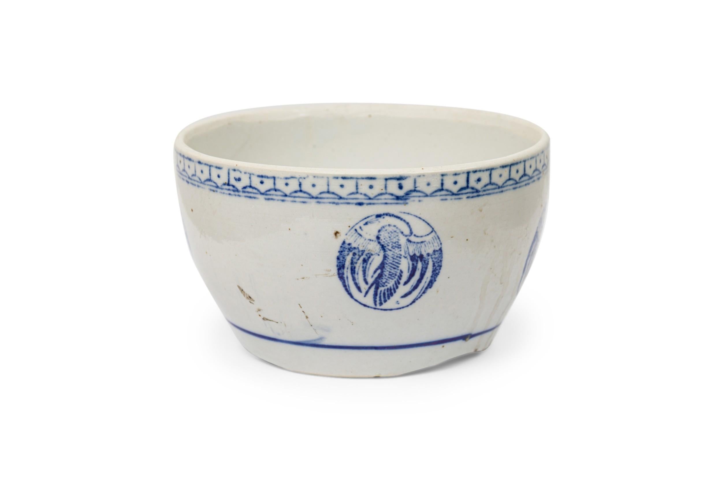 Paire de bols couverts en porcelaine bleue et blanche mélangée avec décoration d'oiseaux de Chine en vente 3