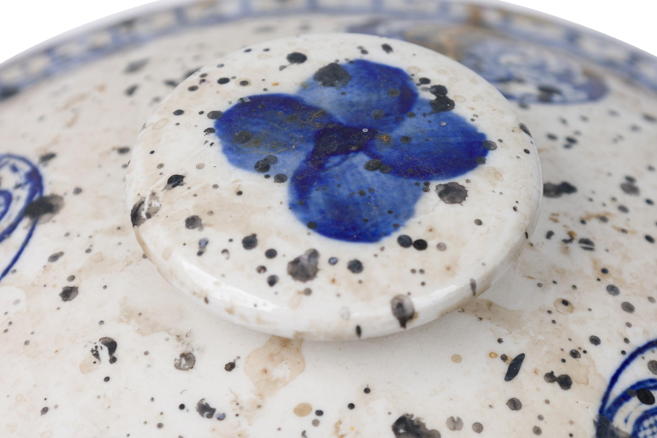 Paire de bols couverts en porcelaine bleue et blanche mélangée avec décoration d'oiseaux de Chine en vente 4