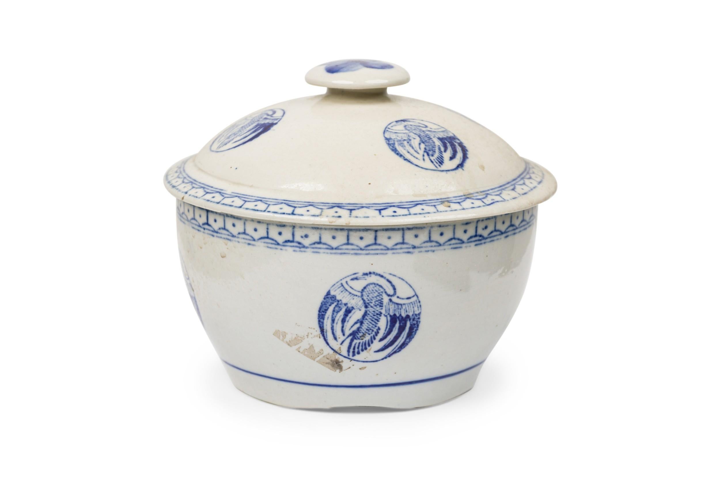 Paire de bols couverts en porcelaine bleue et blanche mélangée avec décoration d'oiseaux de Chine en vente 11