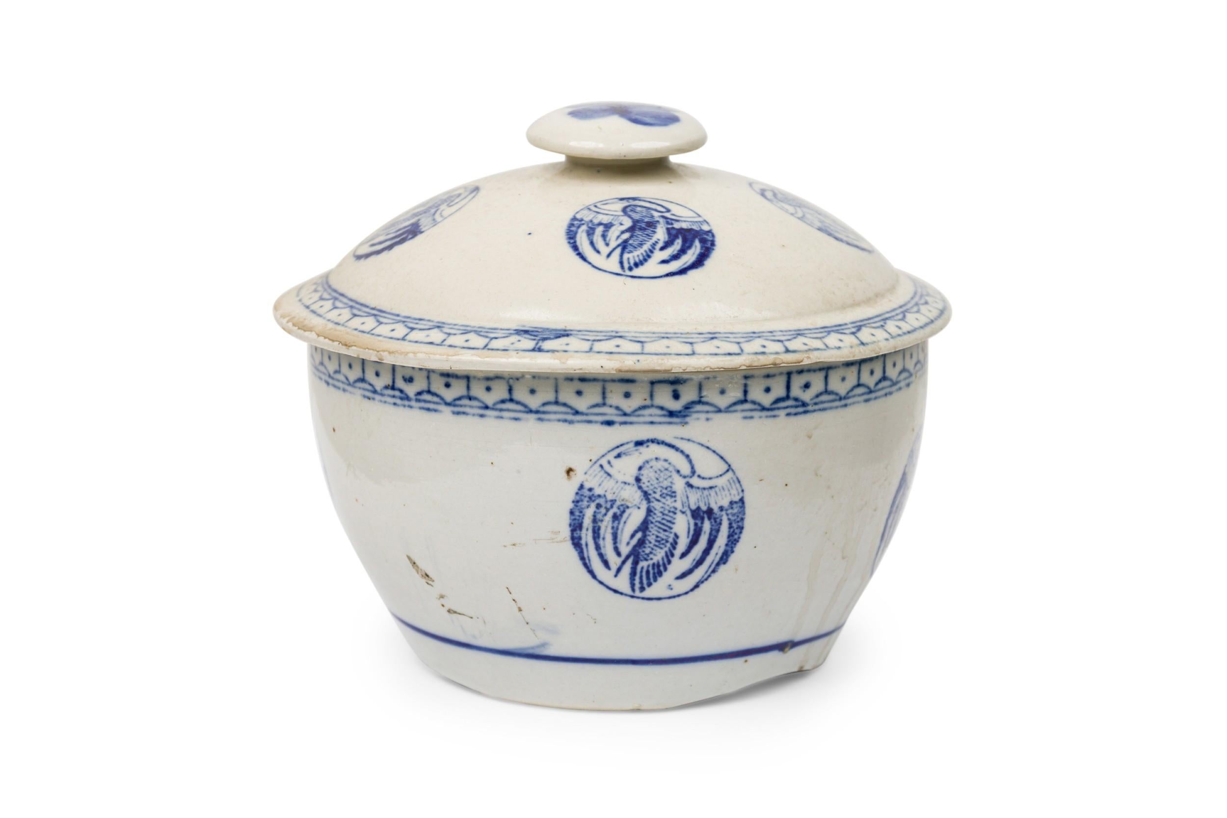 Paire de bols couverts en porcelaine bleue et blanche mélangée avec décoration d'oiseaux de Chine en vente 12
