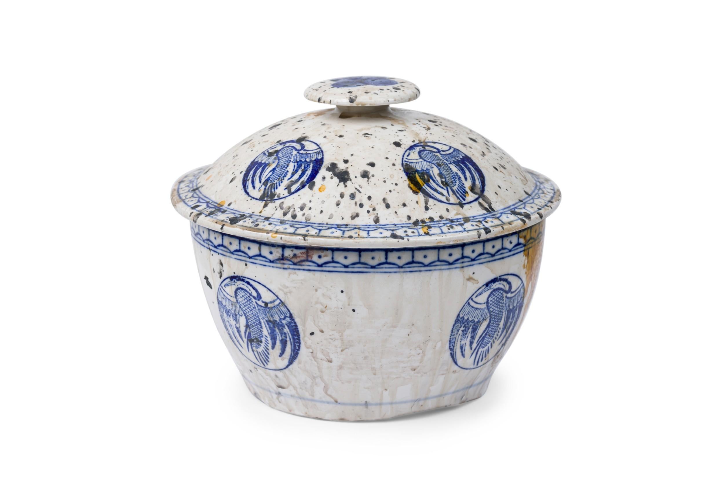 20ième siècle Paire de bols couverts en porcelaine bleue et blanche mélangée avec décoration d'oiseaux de Chine en vente