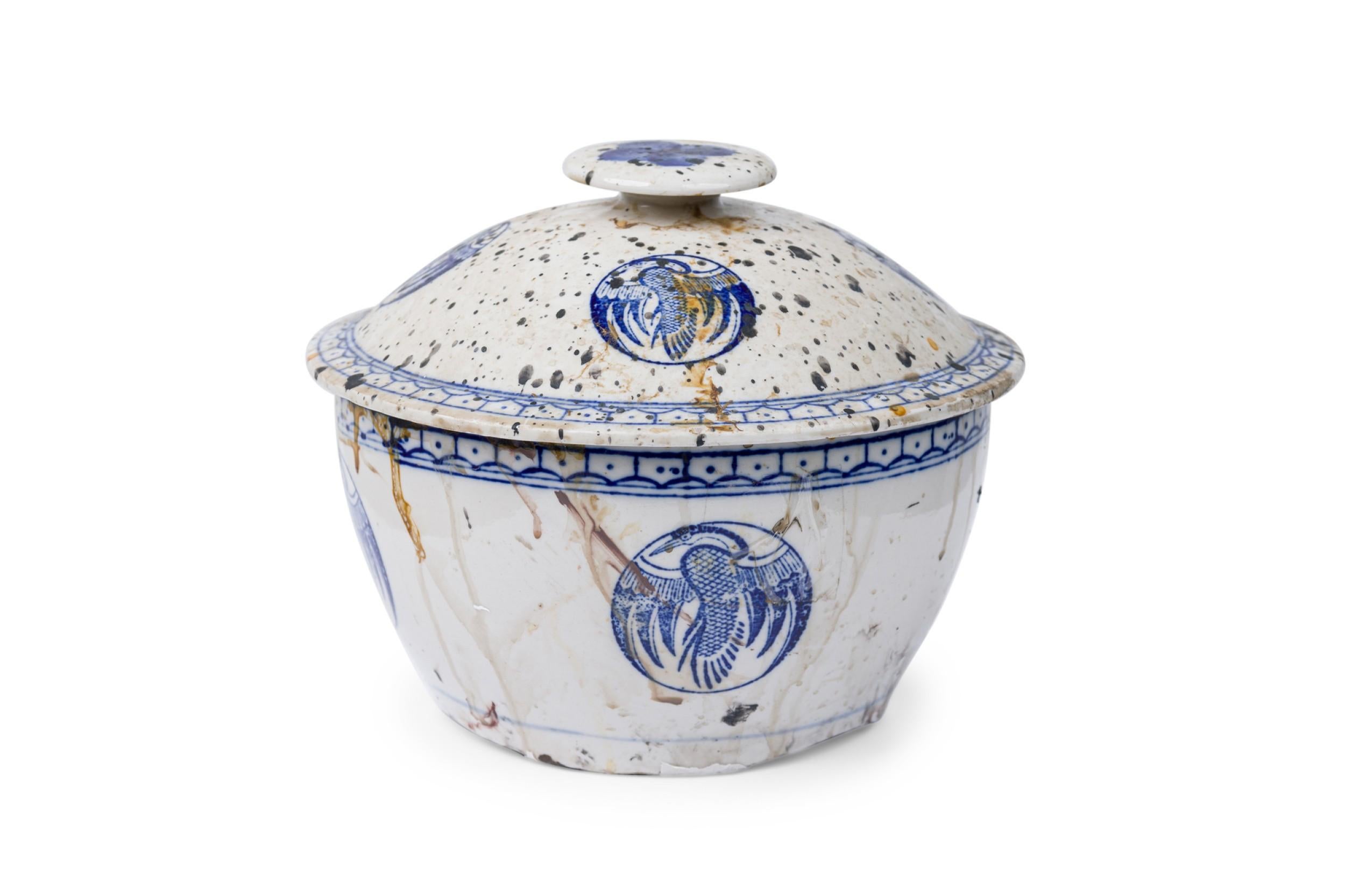 Porcelaine Paire de bols couverts en porcelaine bleue et blanche mélangée avec décoration d'oiseaux de Chine en vente