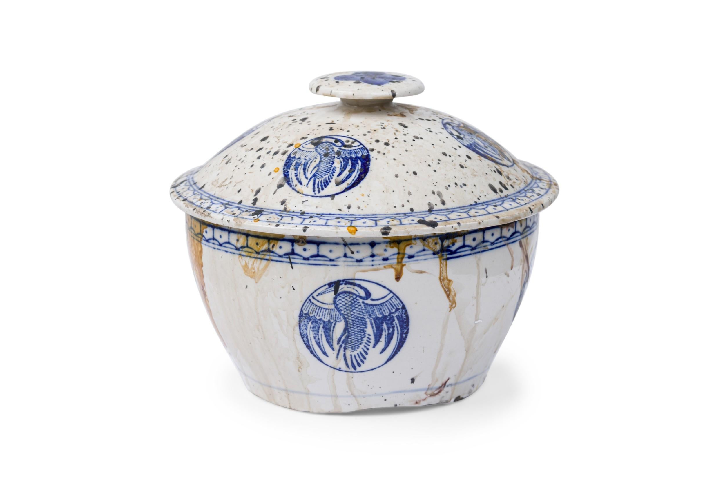 Paire de bols couverts en porcelaine bleue et blanche mélangée avec décoration d'oiseaux de Chine en vente 1