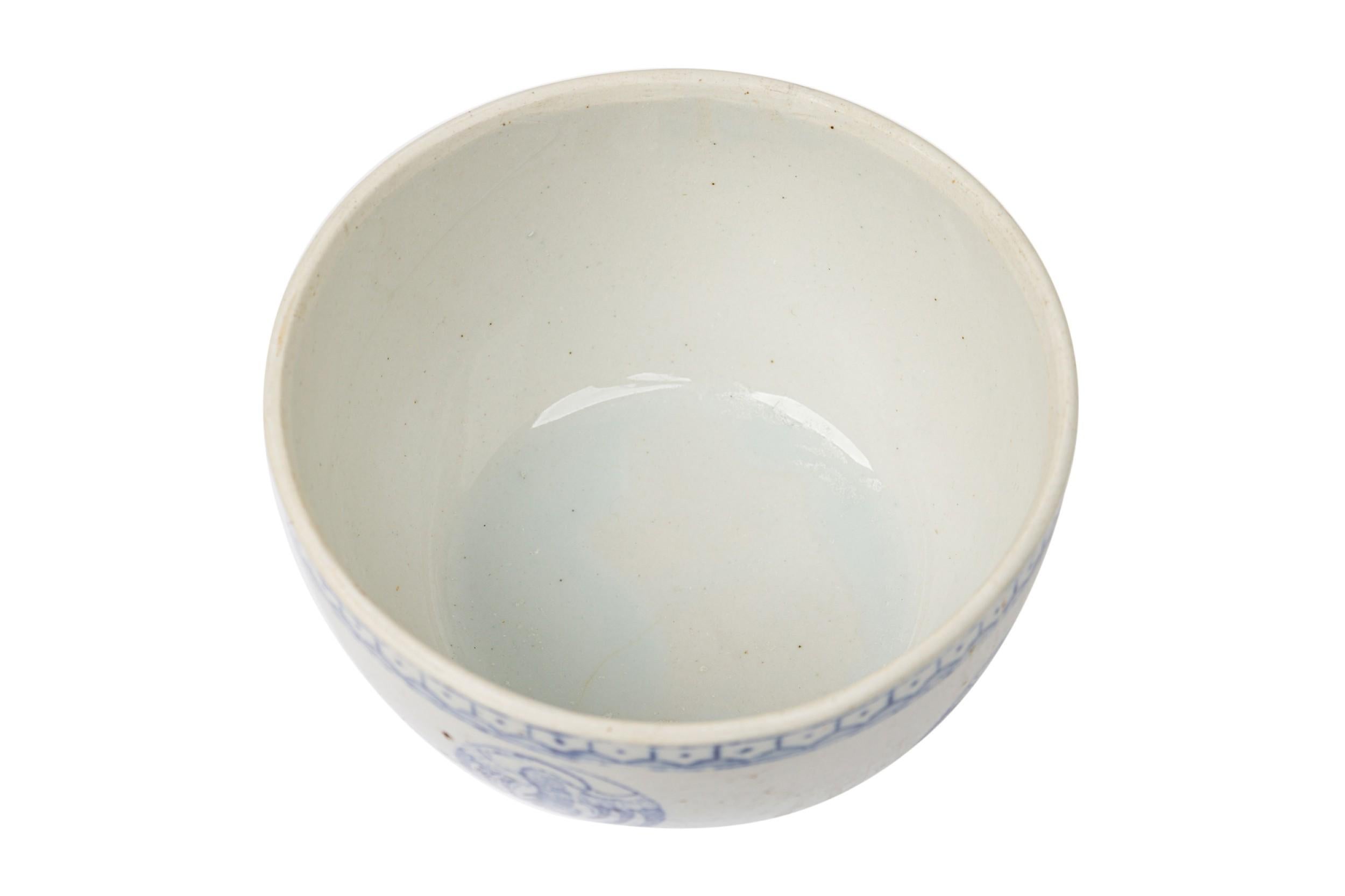 Paire de bols couverts en porcelaine bleue et blanche mélangée avec décoration d'oiseaux de Chine en vente 2