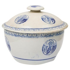 Paire de bols couverts en porcelaine bleue et blanche mélangée avec décoration d'oiseaux de Chine
