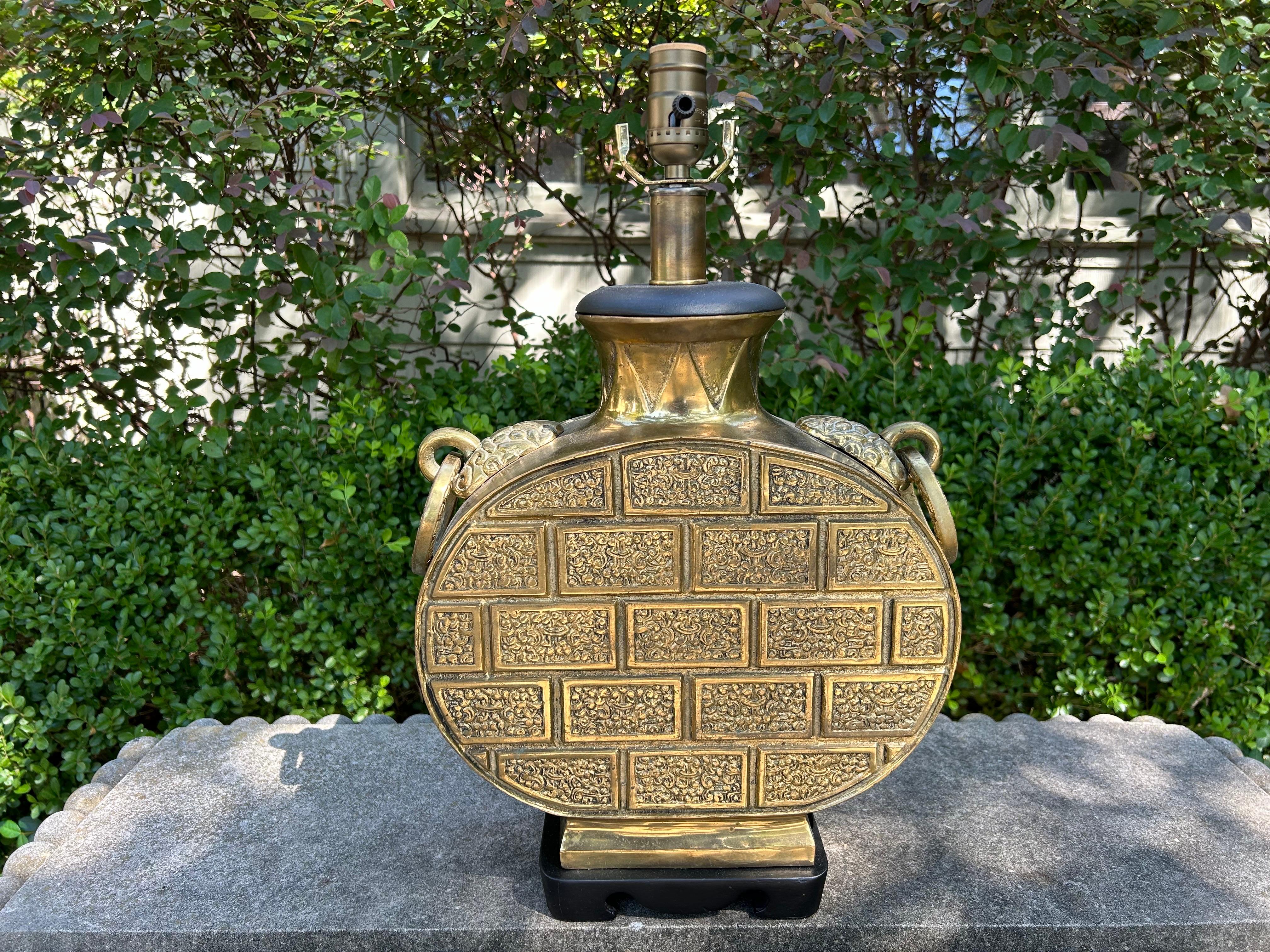 Coppia di lampade cinesi moderne in ottone in vendita 6