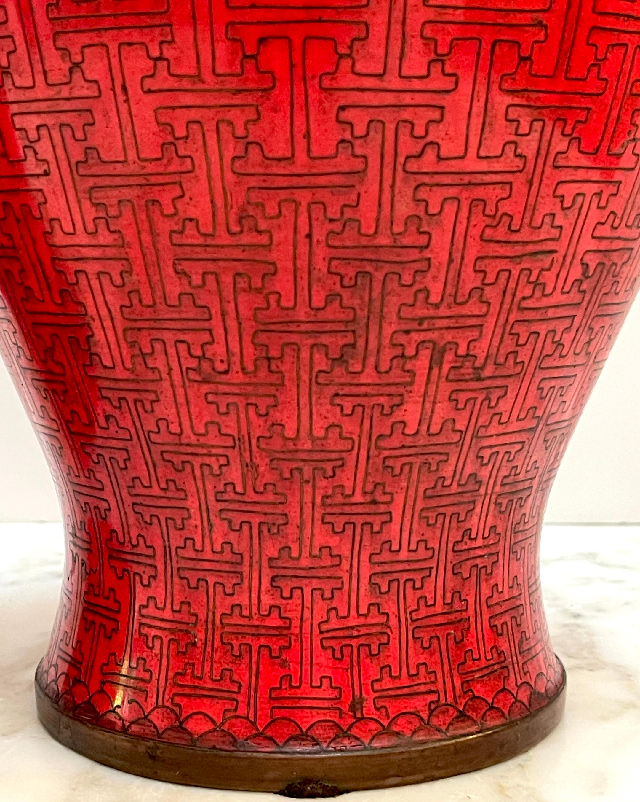 Pareja de jarras y soportes chinos modernistas de jengibre rojo cloisonné, circa años 60 en venta 2