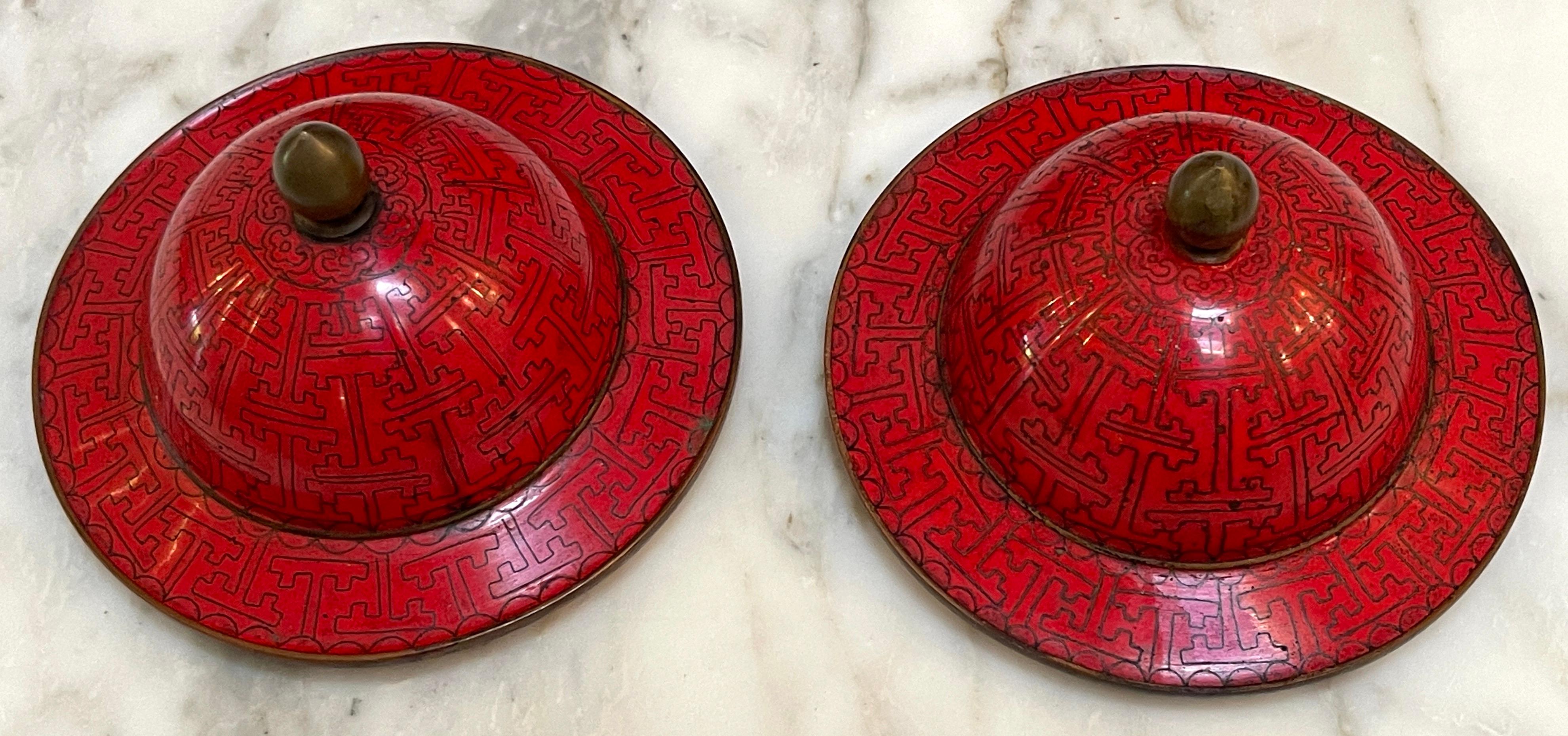 Pareja de jarras y soportes chinos modernistas de jengibre rojo cloisonné, circa años 60 en venta 6