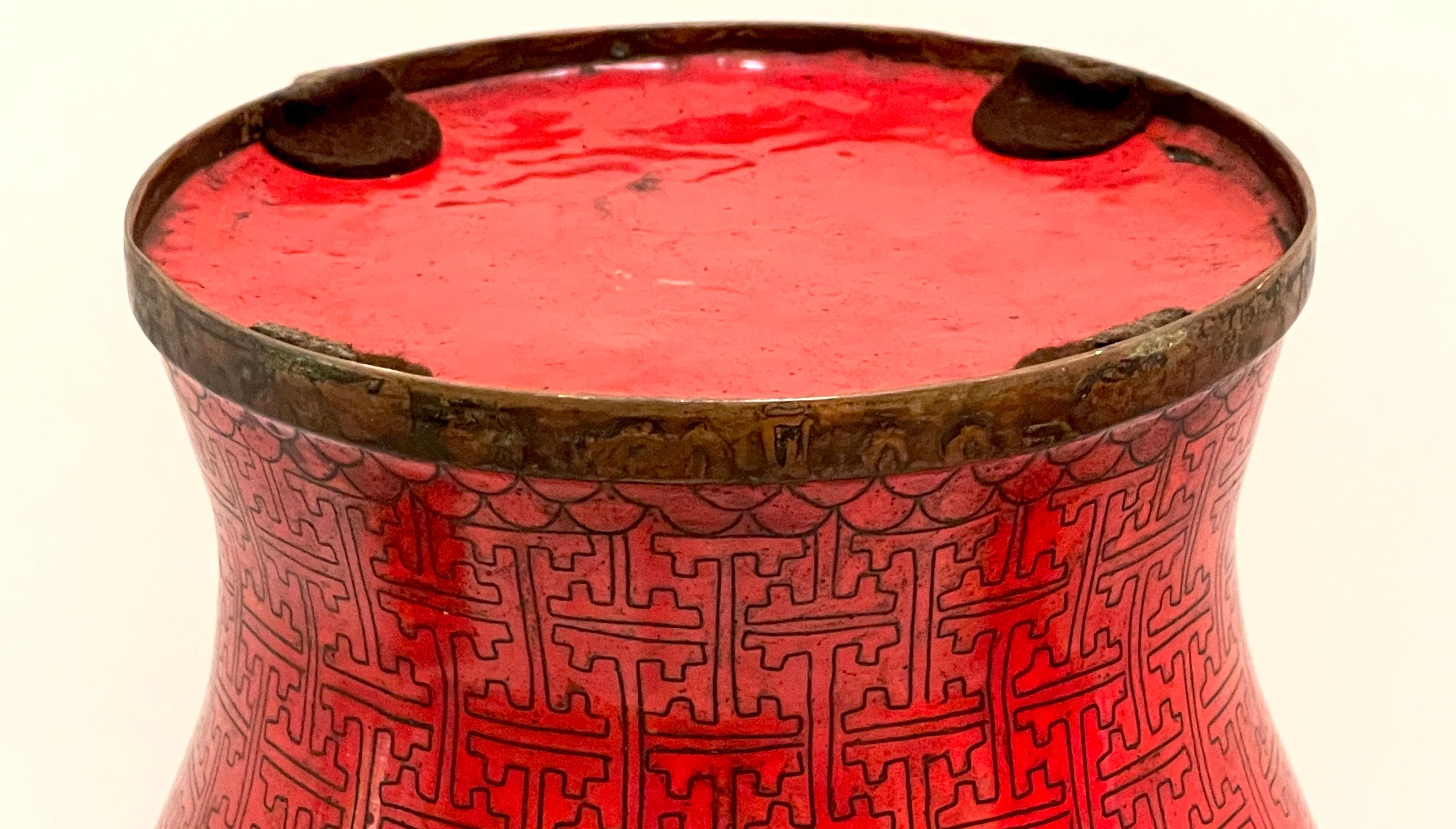 Pareja de jarras y soportes chinos modernistas de jengibre rojo cloisonné, circa años 60 en venta 8