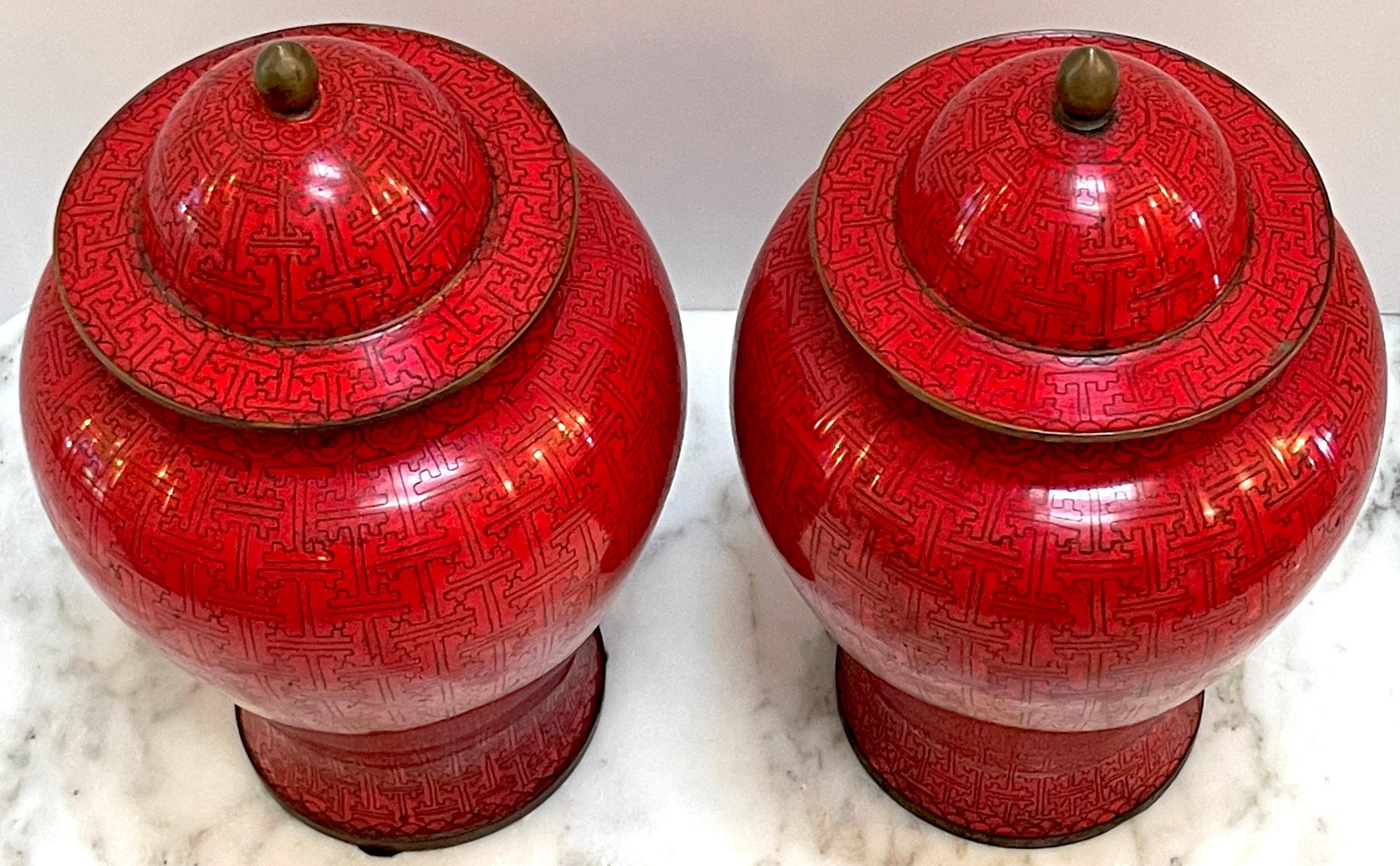 Pair of Chinese Modernist Red Cloisonné Ginger Jars and Stands, Circa 1960s   In Good Condition For Sale In West Palm Beach, FL