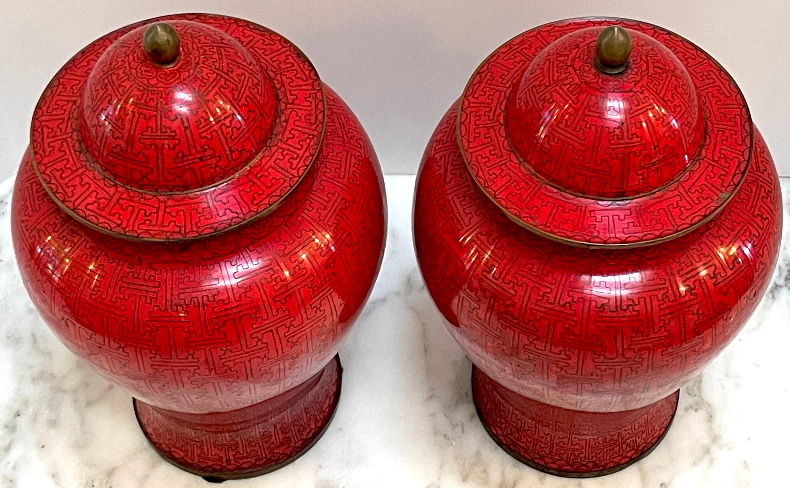 Pareja de jarras y soportes chinos modernistas de jengibre rojo cloisonné, circa años 60 siglo XX en venta