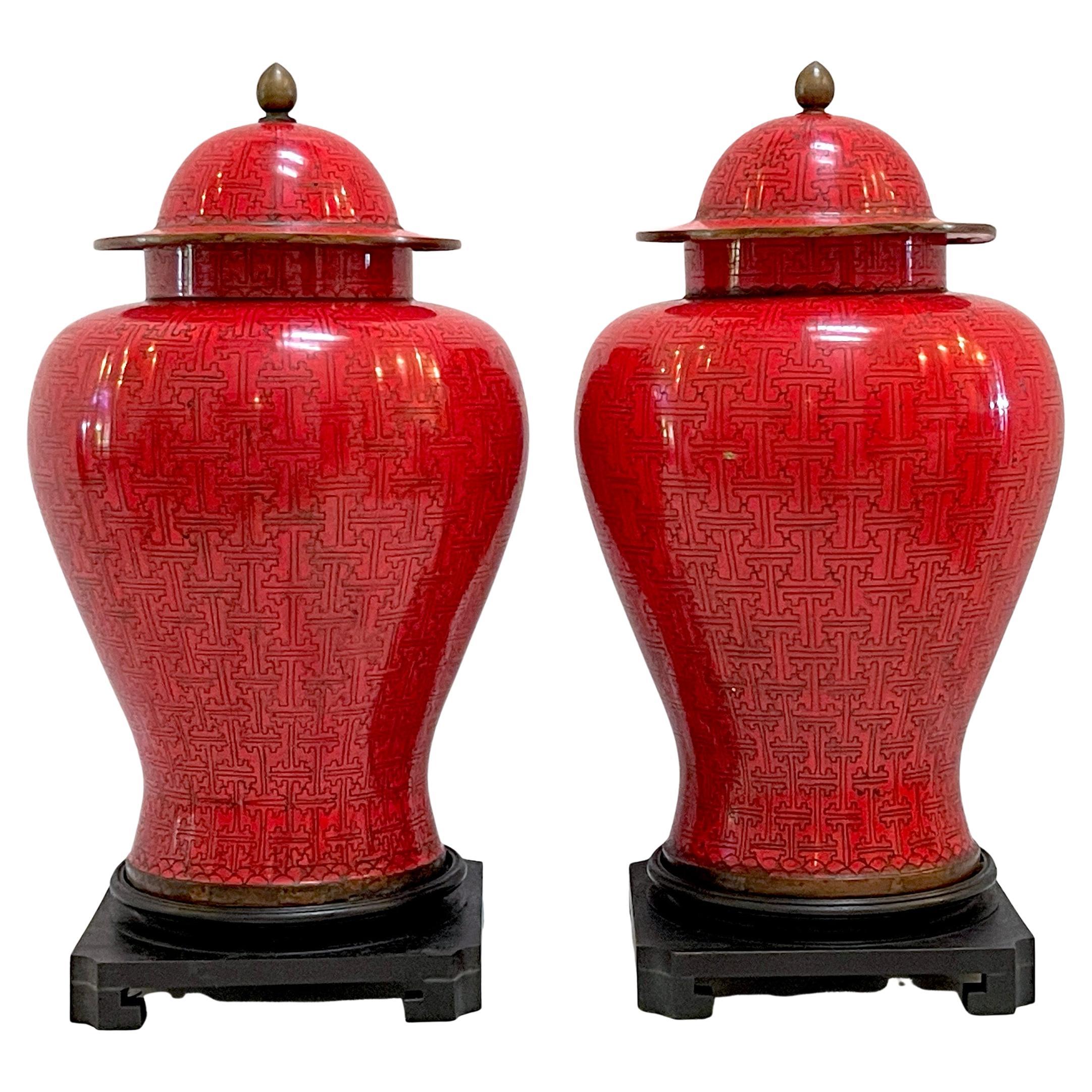 Pareja de jarras y soportes chinos modernistas de jengibre rojo cloisonné, circa años 60