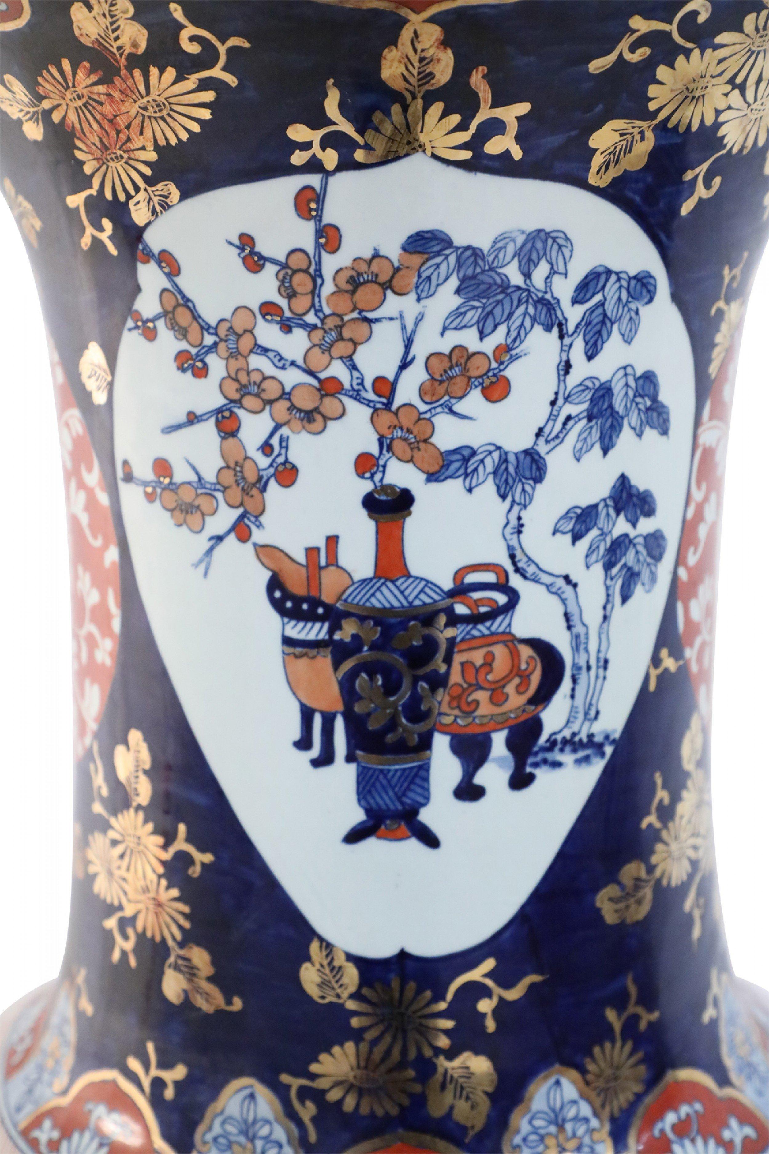 Coppia di urne monumentali cinesi in stile Imari Porcelain blu in vendita 2