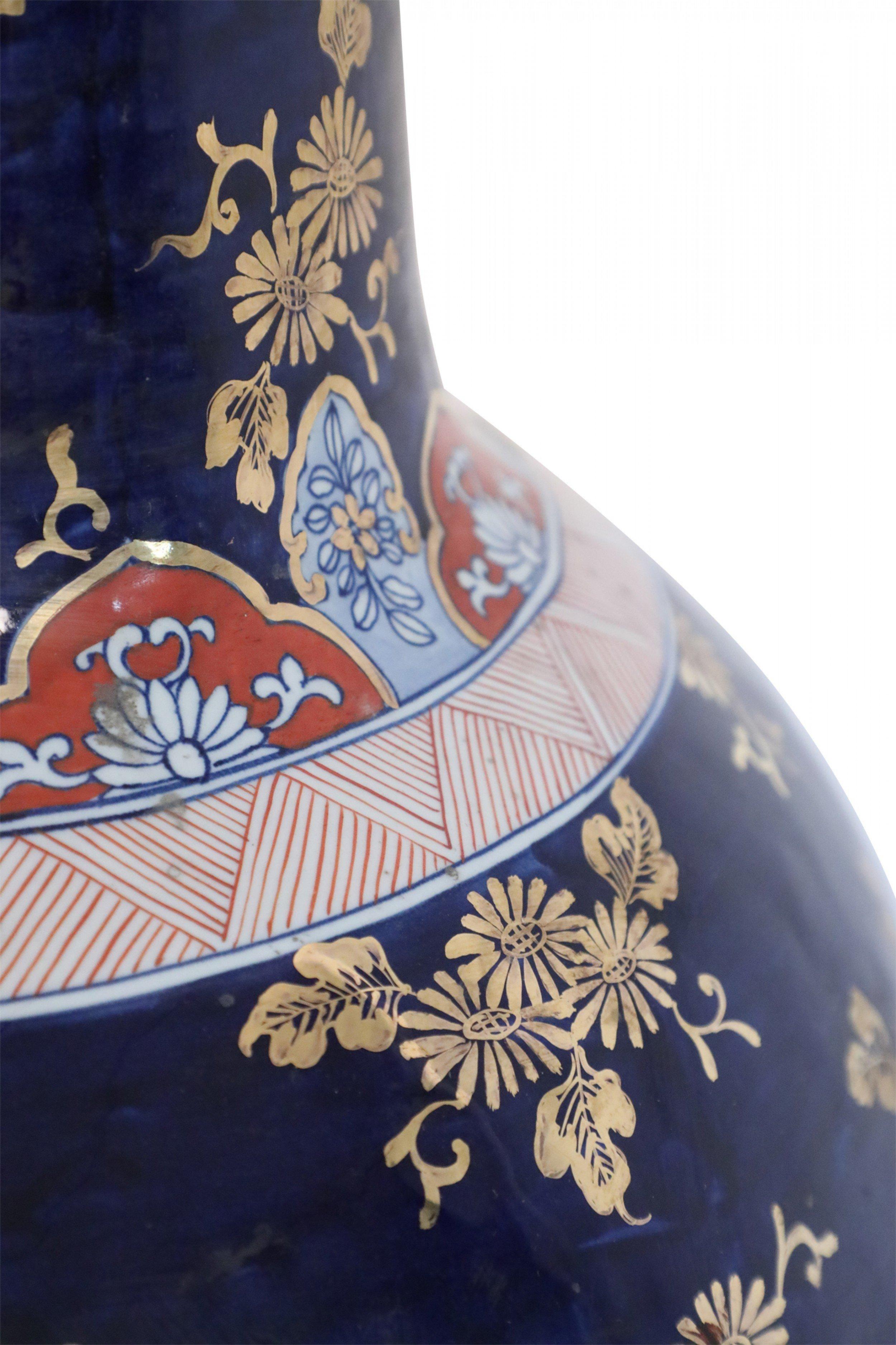 Coppia di urne monumentali cinesi in stile Imari Porcelain blu in vendita 3