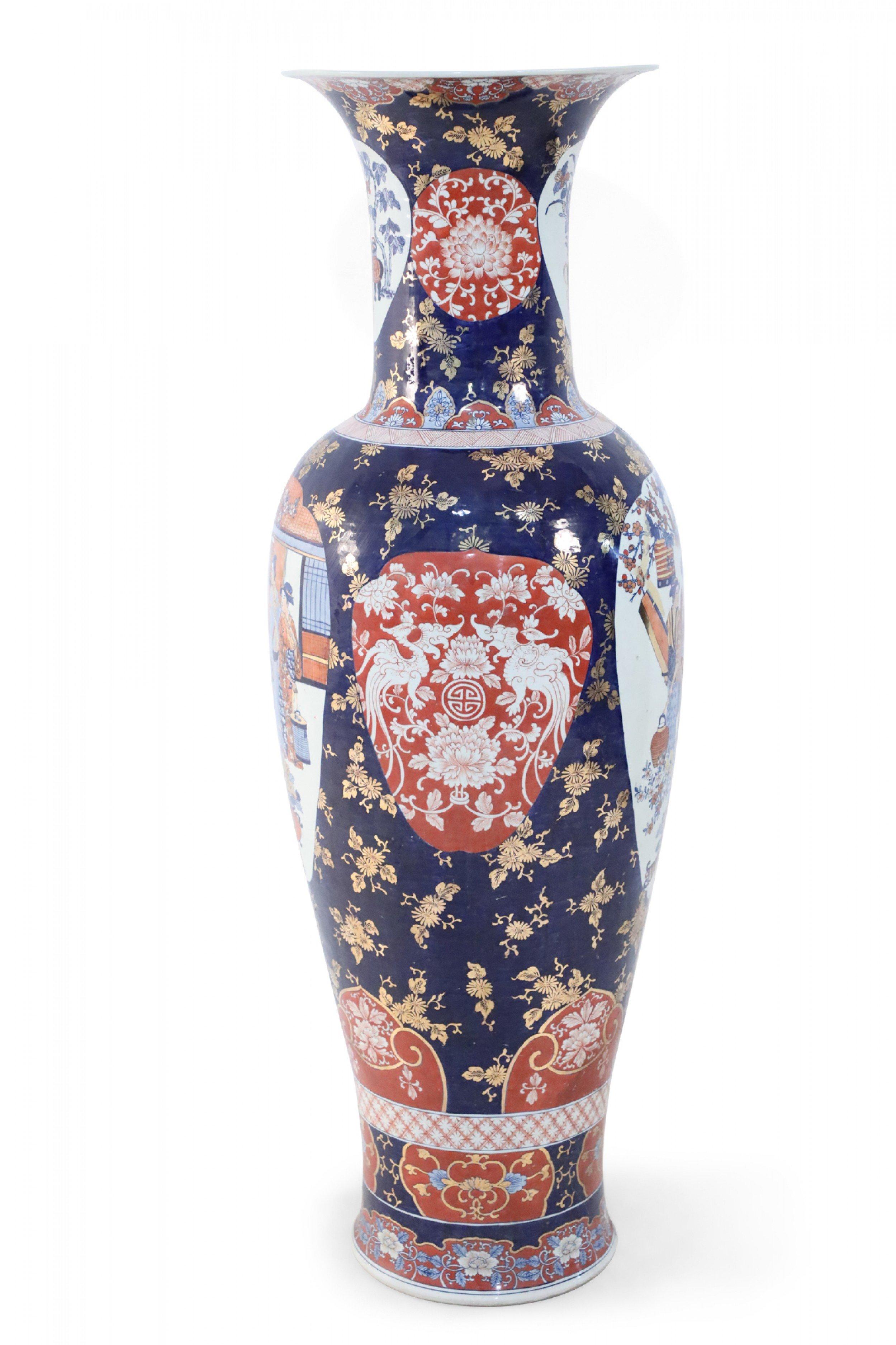 Esportazione cinese Coppia di urne monumentali cinesi in stile Imari Porcelain blu in vendita