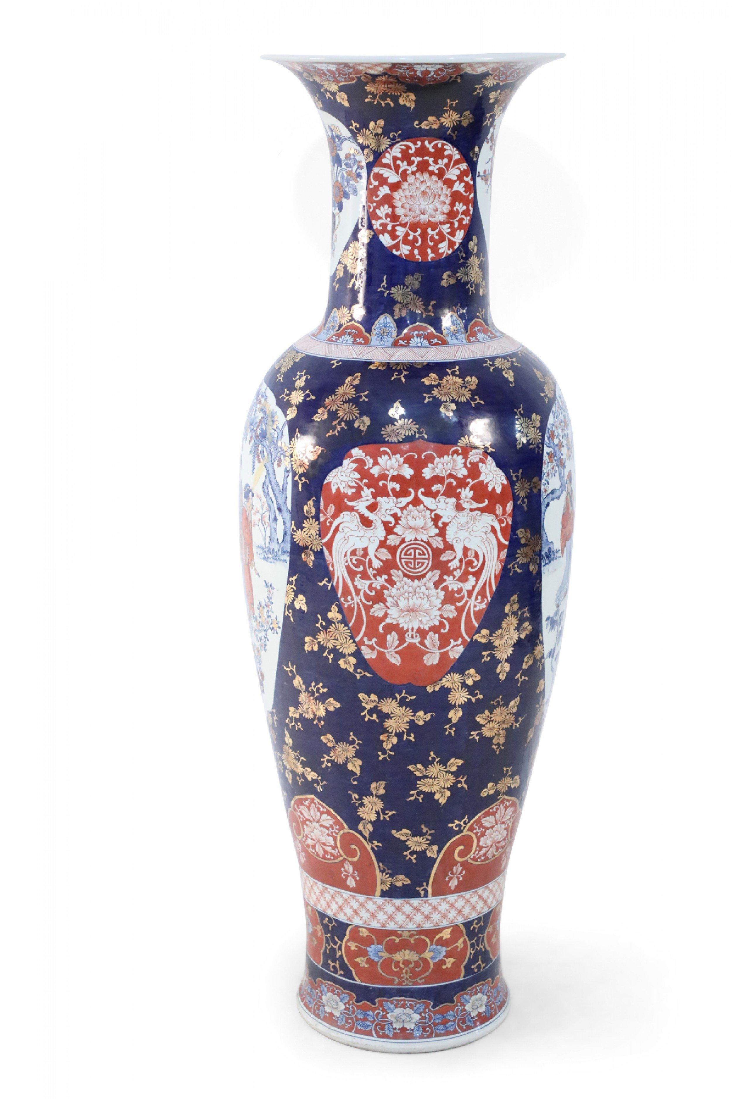 Fatto a mano Coppia di urne monumentali cinesi in stile Imari Porcelain blu in vendita