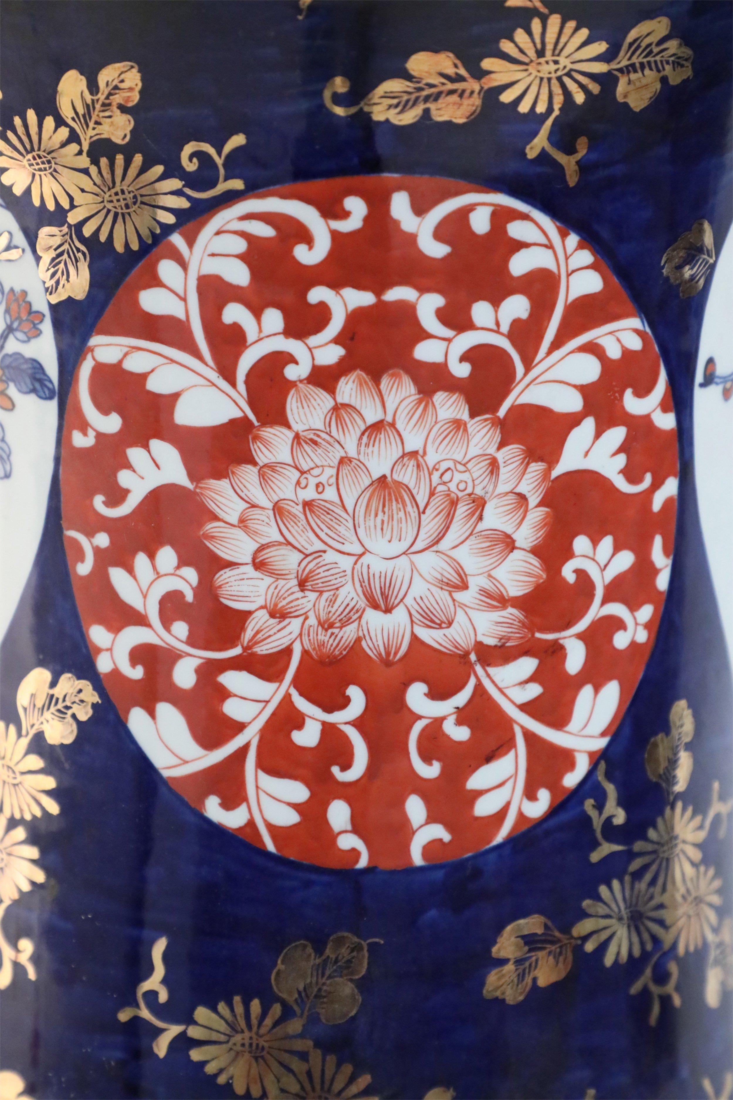 Porcellana Coppia di urne monumentali cinesi in stile Imari Porcelain blu in vendita