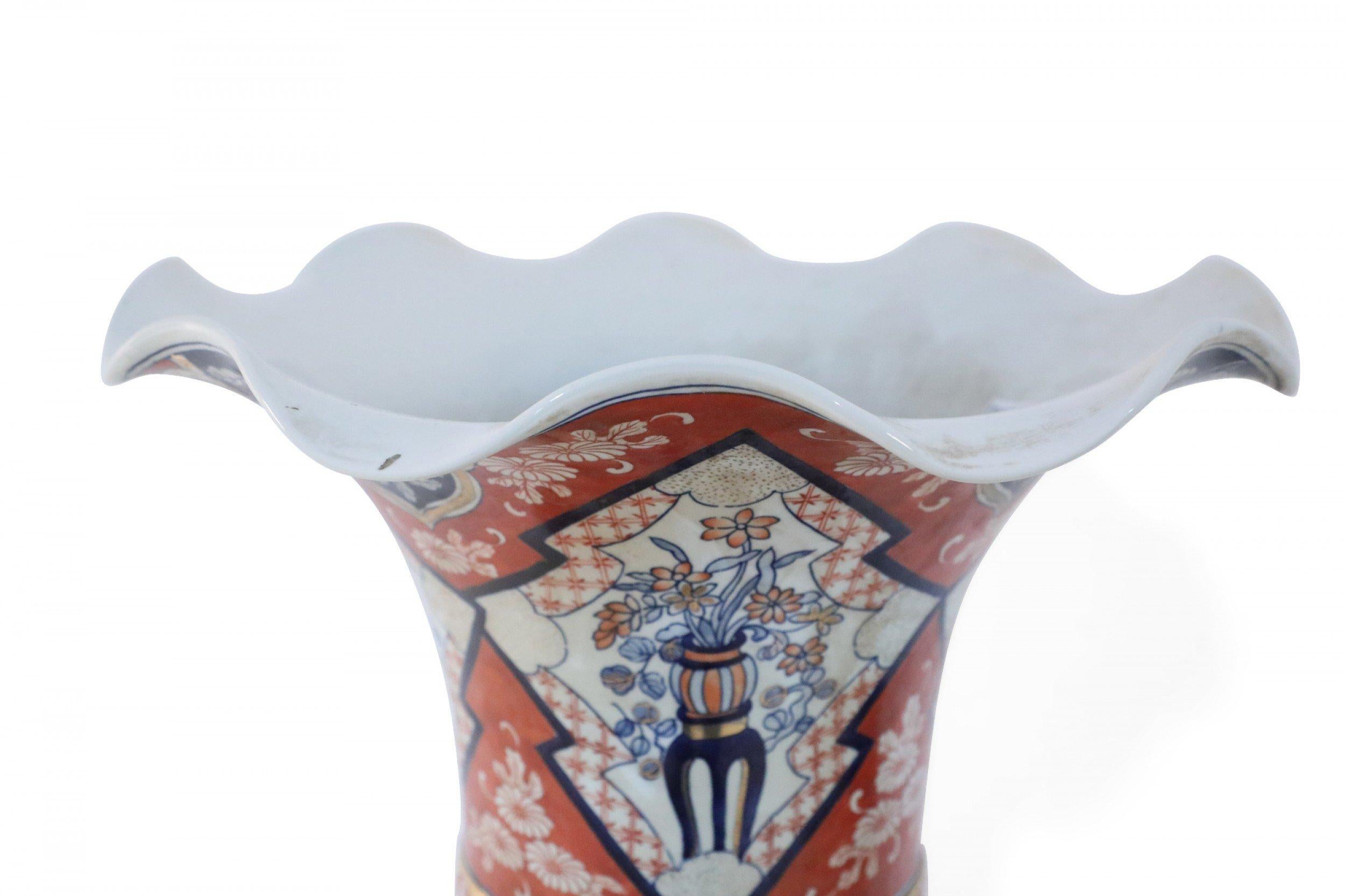 Fatto a mano Coppia di vasi monumentali cinesi in stile Imari Porcelain arancione in vendita