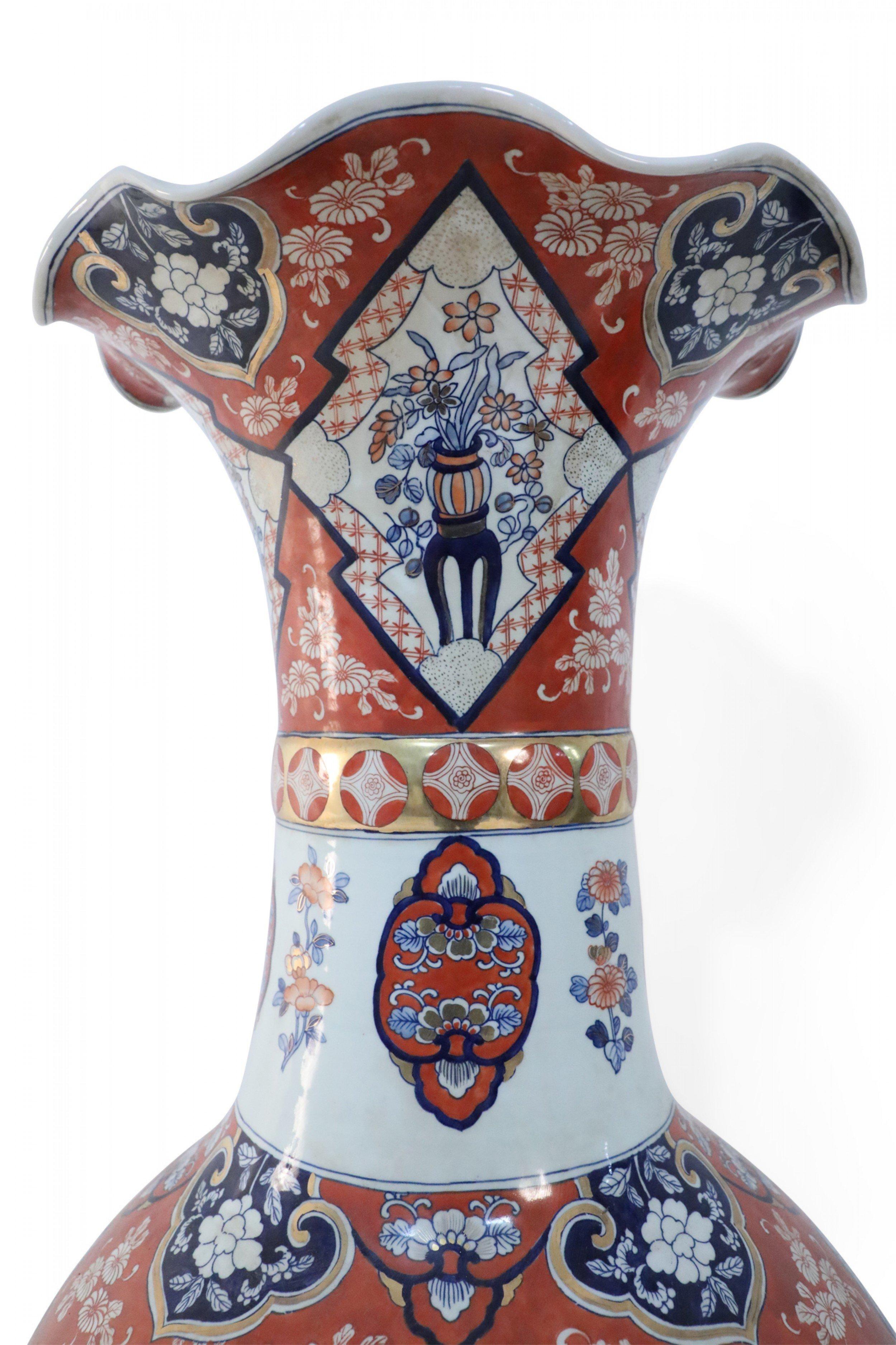 Coppia di vasi monumentali cinesi in stile Imari Porcelain arancione In condizioni buone in vendita a Queens, NY
