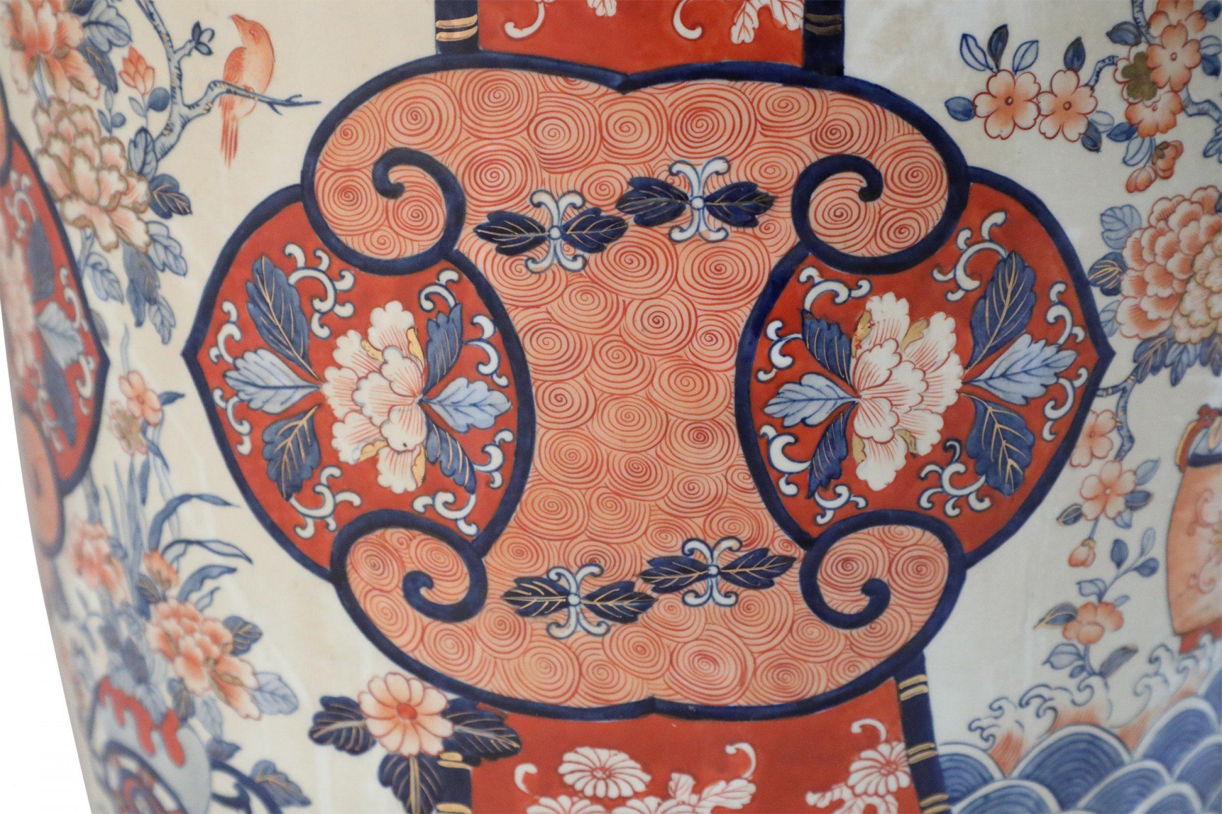 XX secolo Coppia di vasi monumentali cinesi in stile Imari Porcelain arancione in vendita