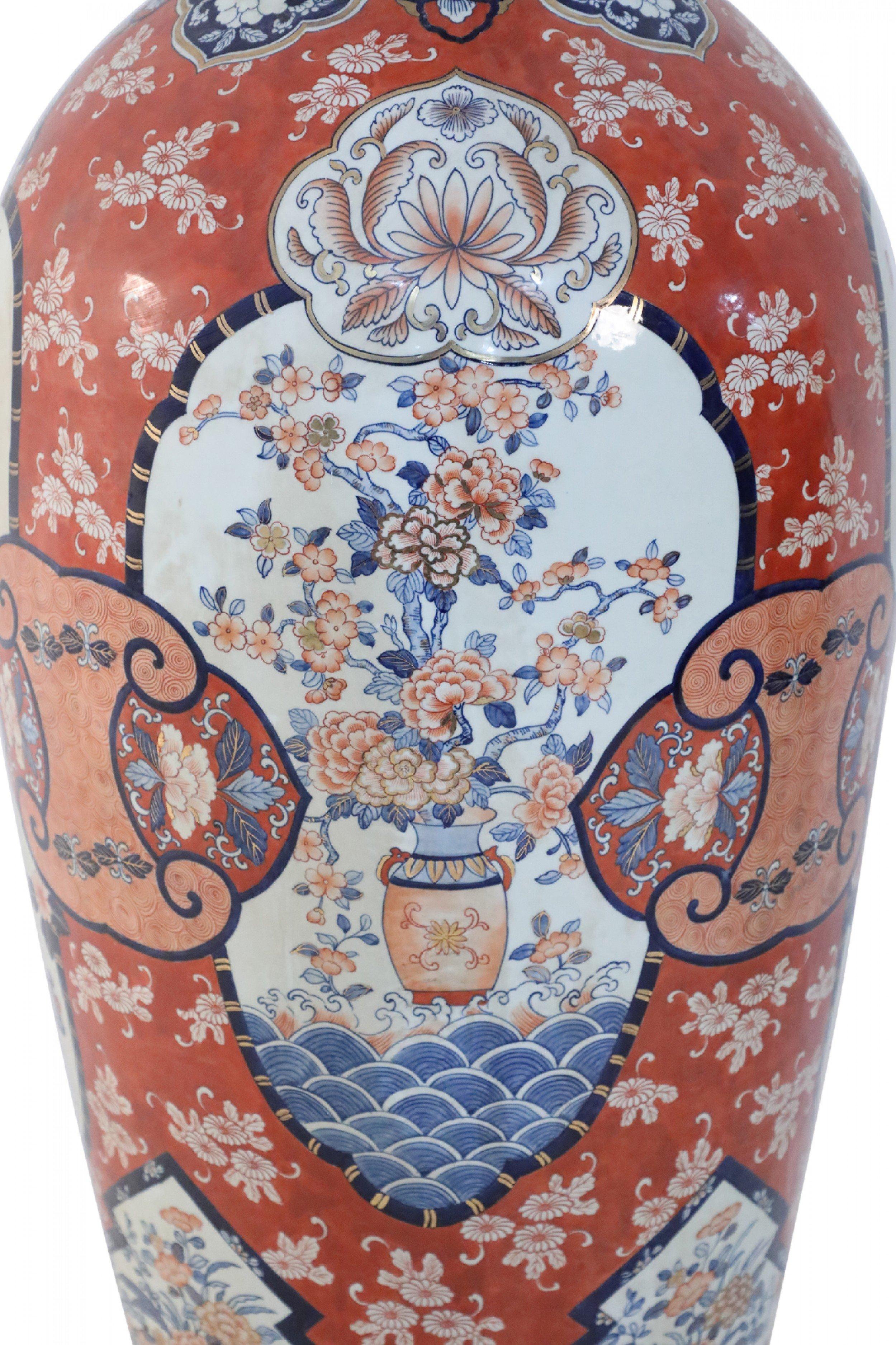 Porcellana Coppia di vasi monumentali cinesi in stile Imari Porcelain arancione in vendita