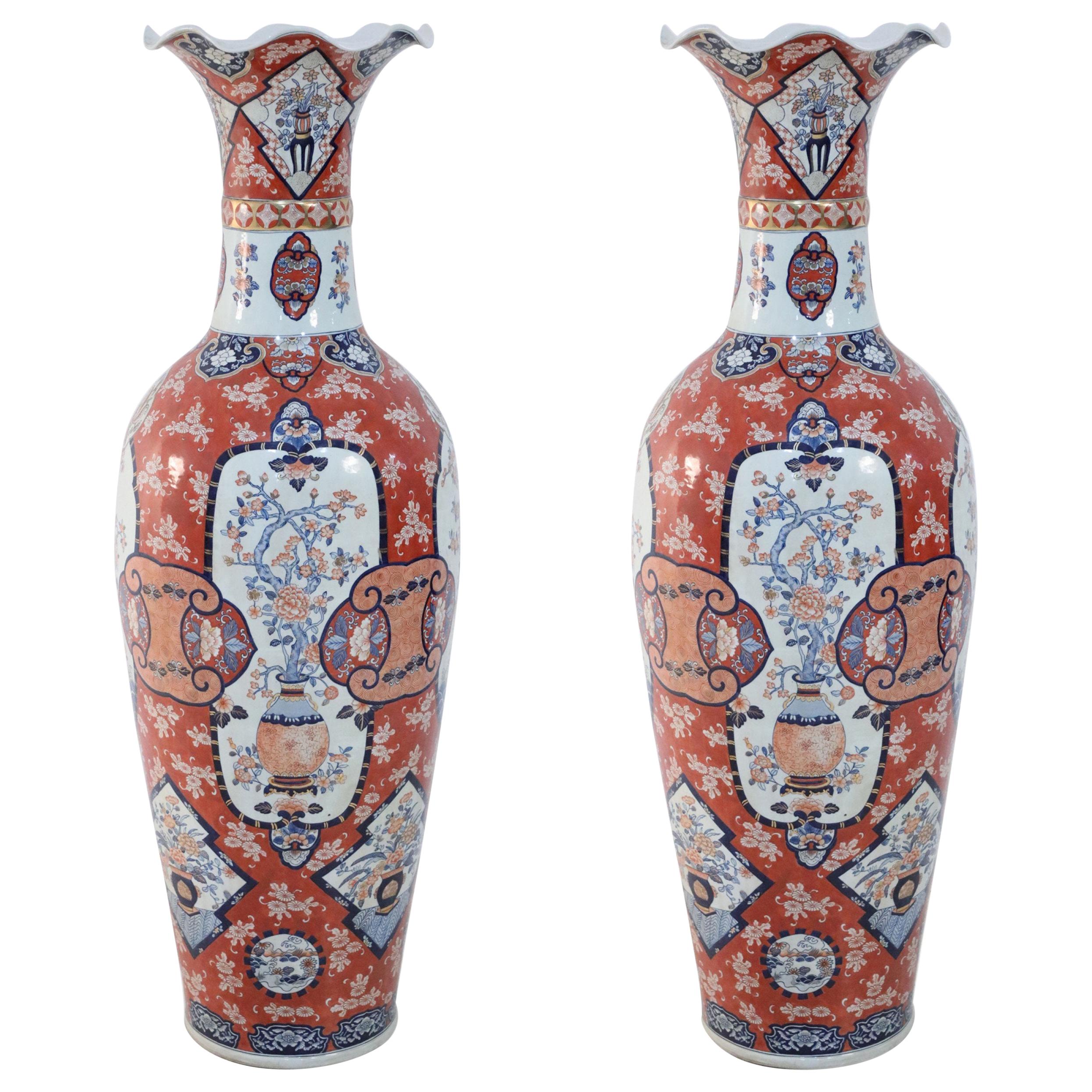 Paar chinesische Monumentalvasen aus orangefarbenem Porzellan im Imari-Stil