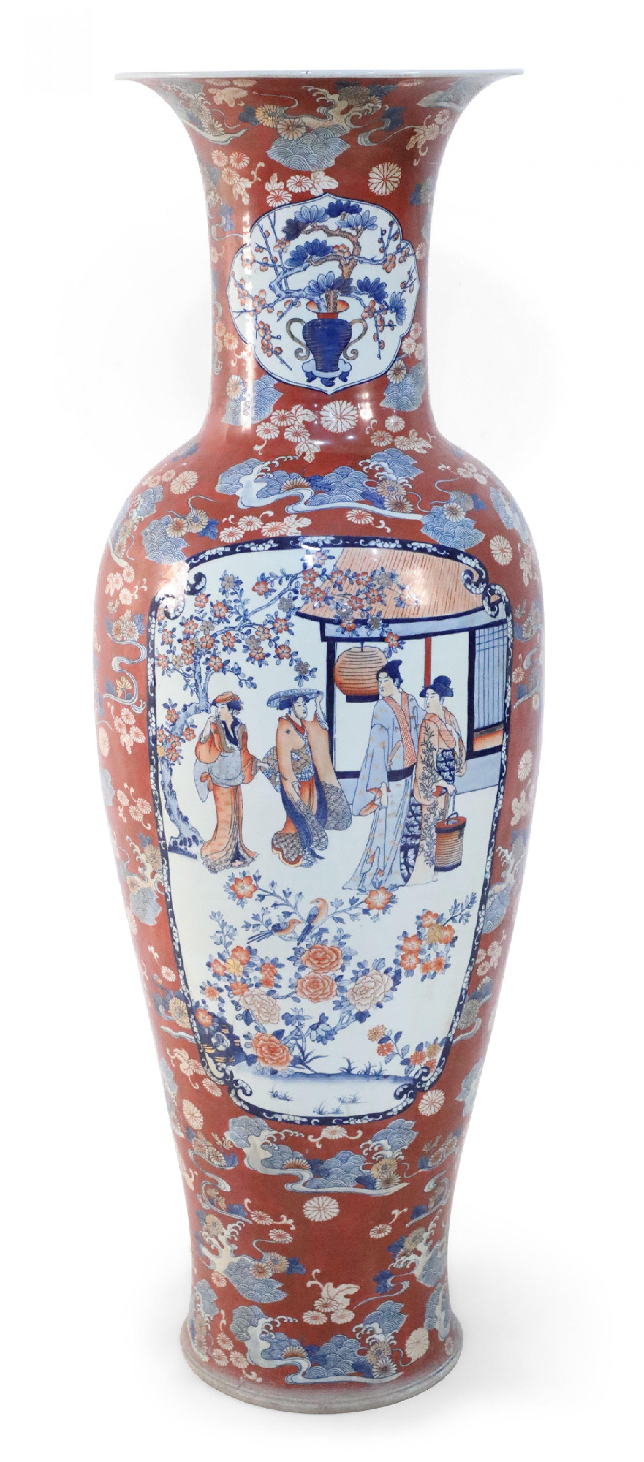 COPPIA di vasi monumentali cinesi in porcellana arancione e a motivi floreali che richiamano la ceramica giapponese di Eleg sia nella tavolozza che nel design, con medaglioni con scene figurative di donne in giardini e fiori ed eleganti aperture