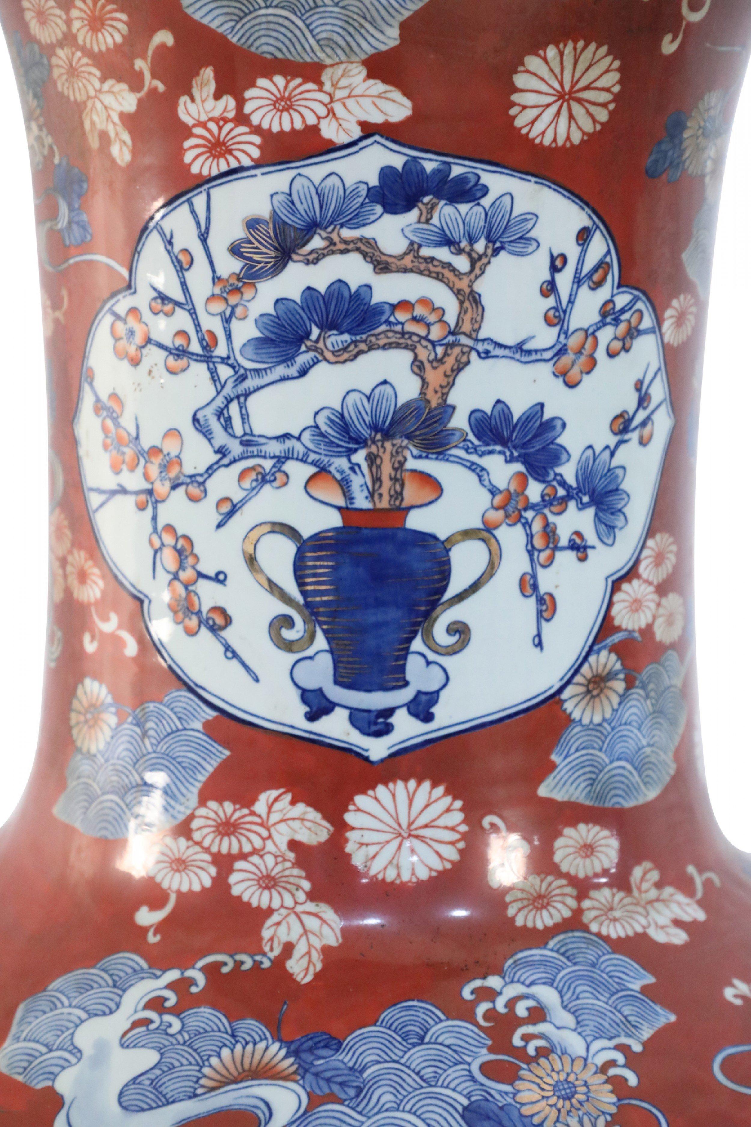 XX secolo Coppia di urne monumentali cinesi in porcellana arancione in stile Imari in vendita