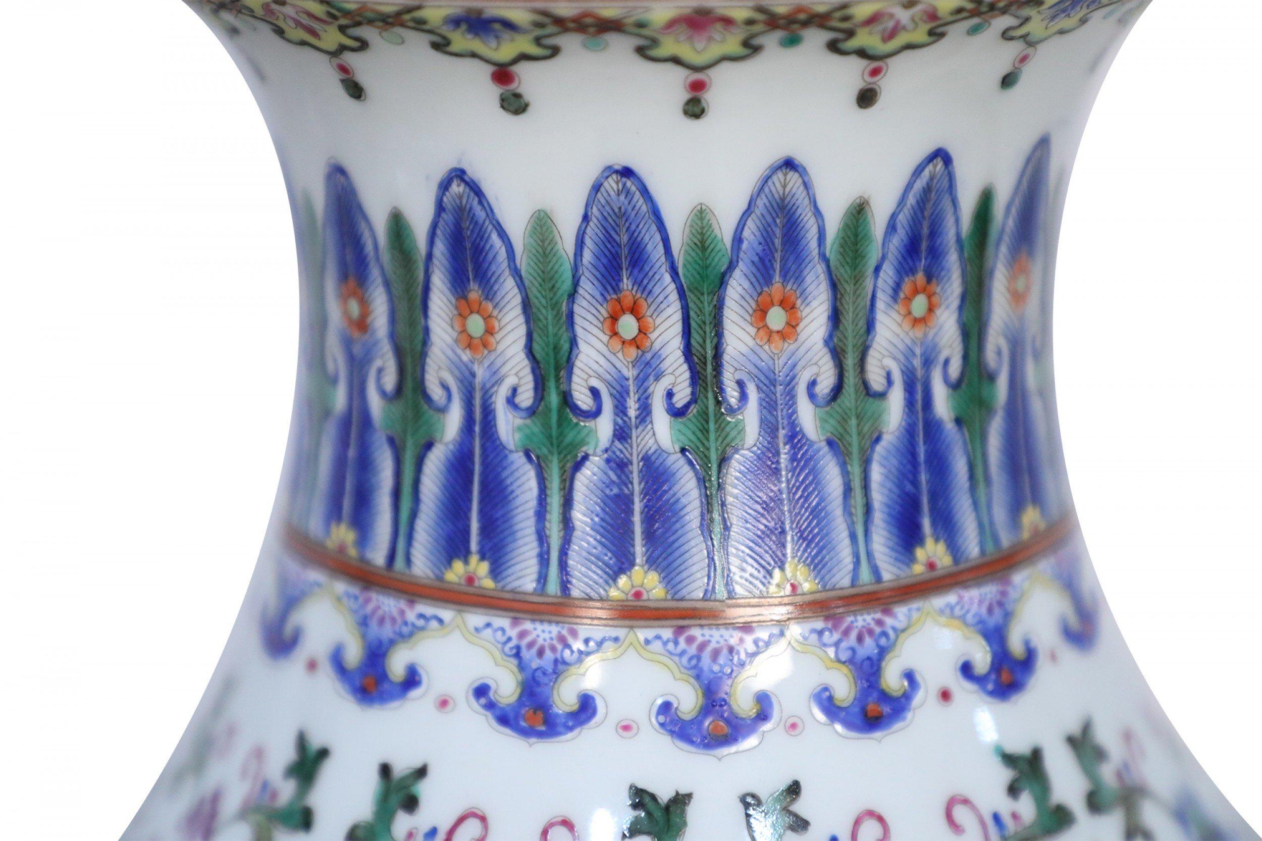 Paar chinesische Porzellanvasen mit mehrfarbigem Muster im Angebot 3