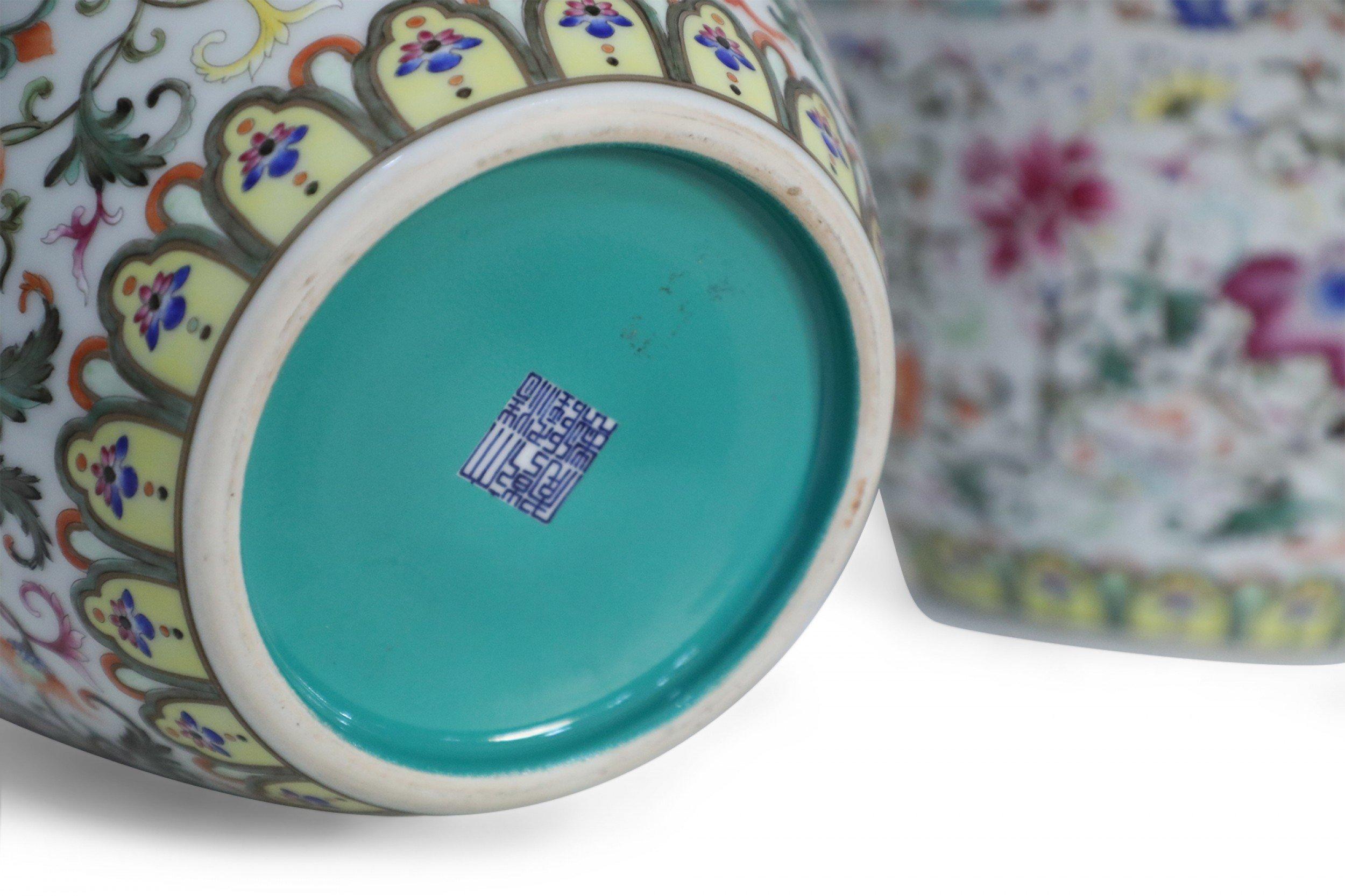 Paar chinesische Porzellanvasen mit mehrfarbigem Muster im Angebot 6