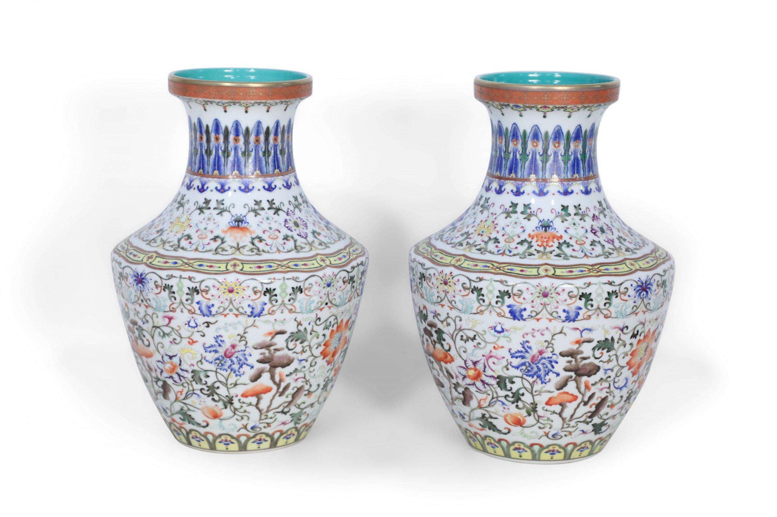 Pärchen chinesischer Vasen, verziert mit wirbelnden Blumenmotiven, die von gelben Bändern am unteren und oberen Rand des Sockels unterbrochen werden, und auffälligen blauen Mustern, die konkave Hälse und türkisblaue Innenräume umhüllen (Marke auf