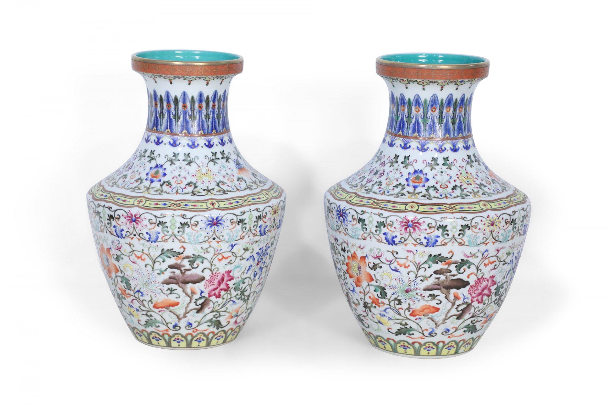 Paar chinesische Porzellanvasen mit mehrfarbigem Muster (Chinesisch) im Angebot