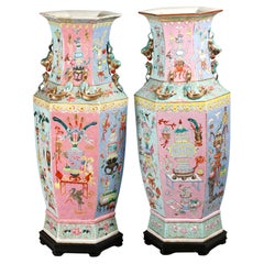 Paar chinesische mehrfarbige sechseckige Porzellanvasen, 19. Jh.