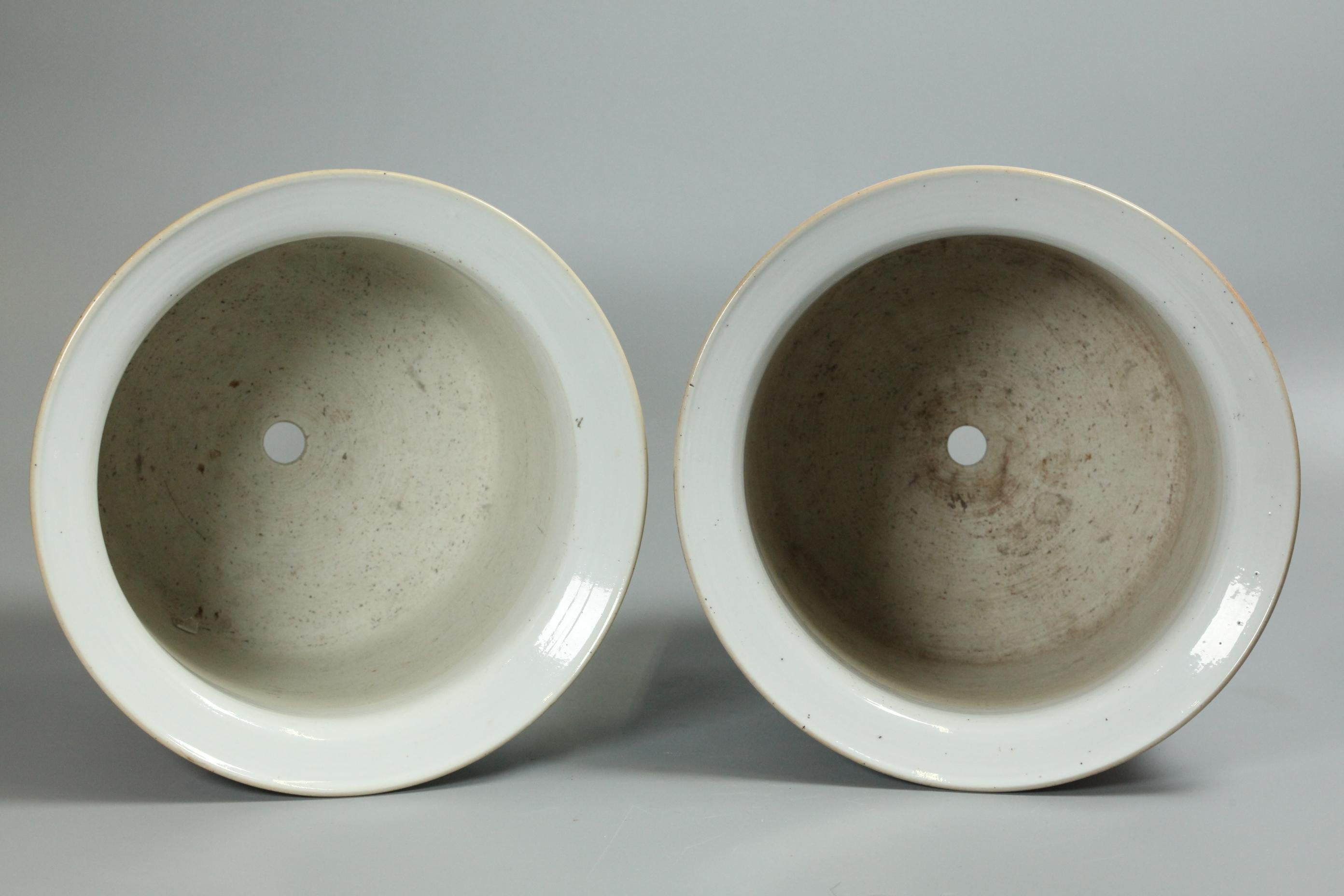Chinois Paire de jardinières chinoises en porcelaine multicolore, 19e siècle en vente