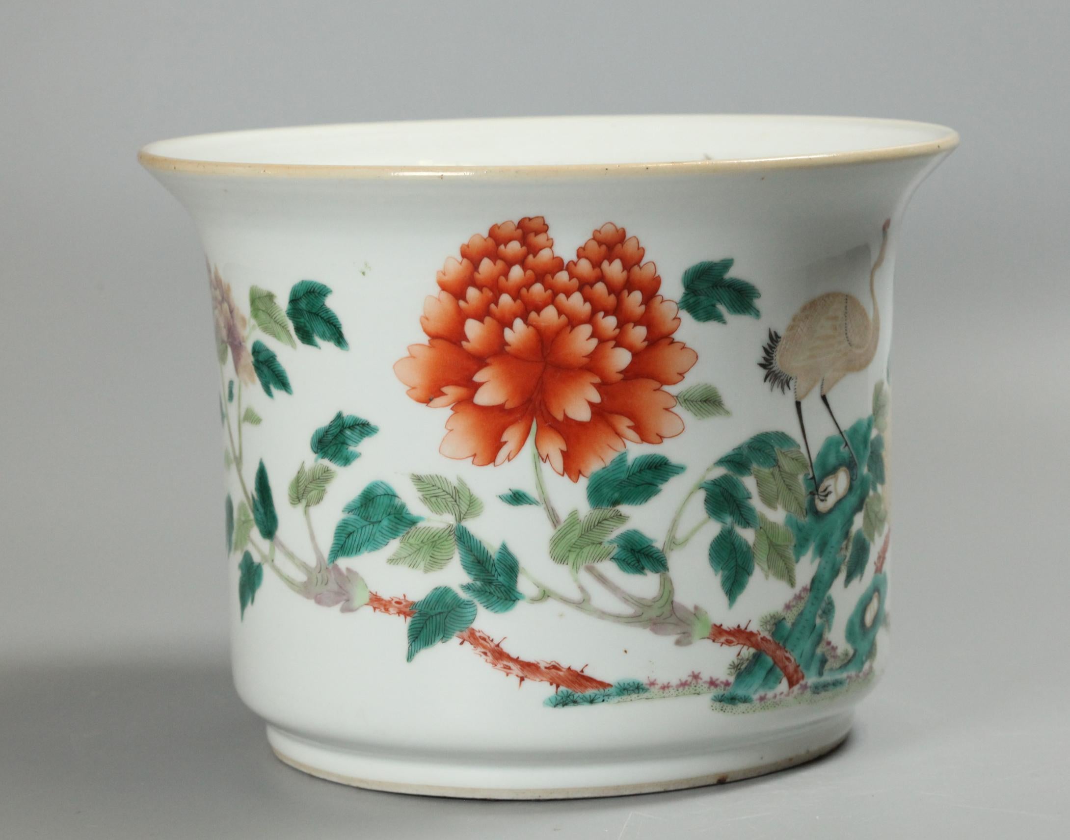 Paire de jardinières chinoises en porcelaine multicolore, 19e siècle Bon état - En vente à New York, NY