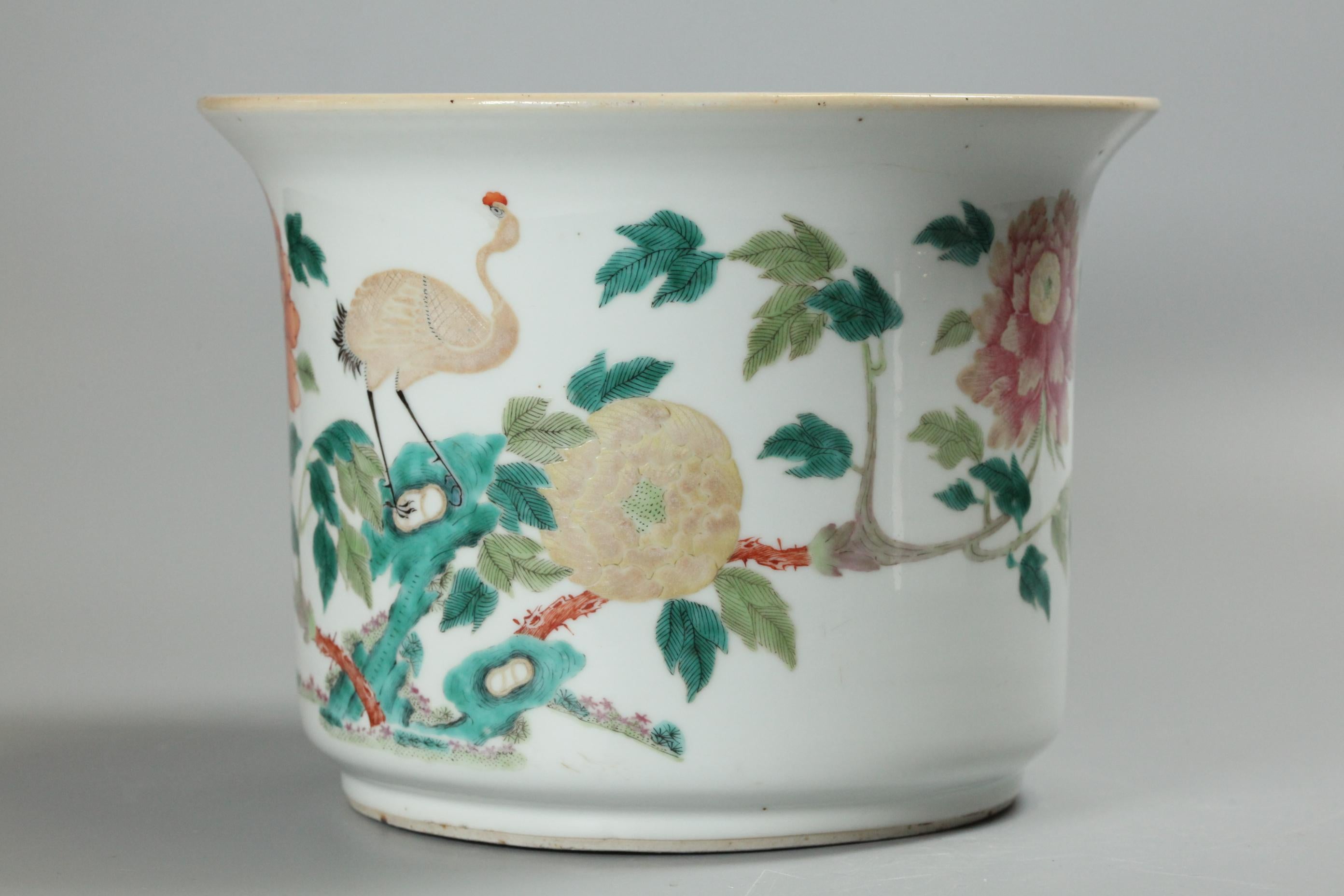 XIXe siècle Paire de jardinières chinoises en porcelaine multicolore, 19e siècle en vente