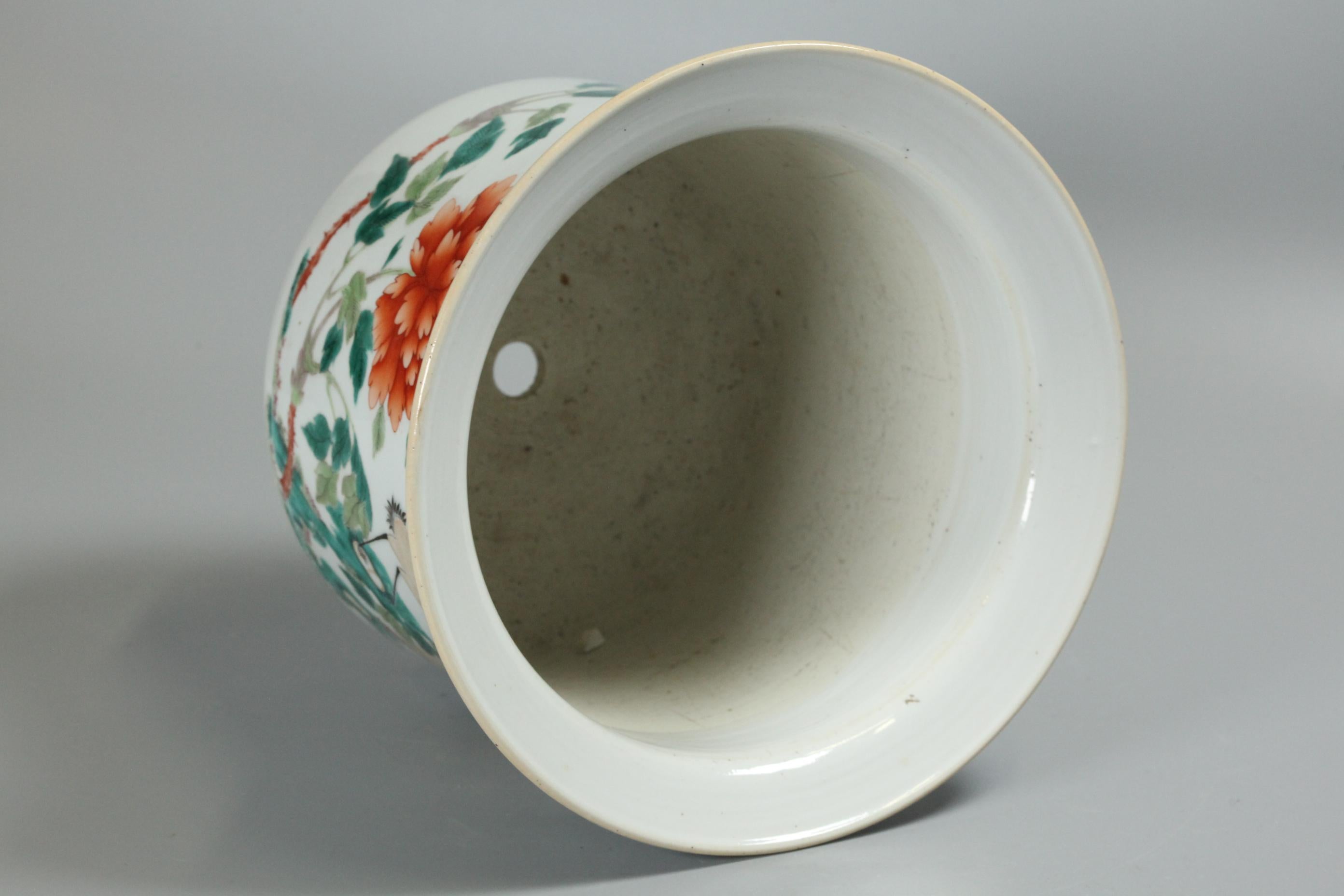 Porcelaine Paire de jardinières chinoises en porcelaine multicolore, 19e siècle en vente