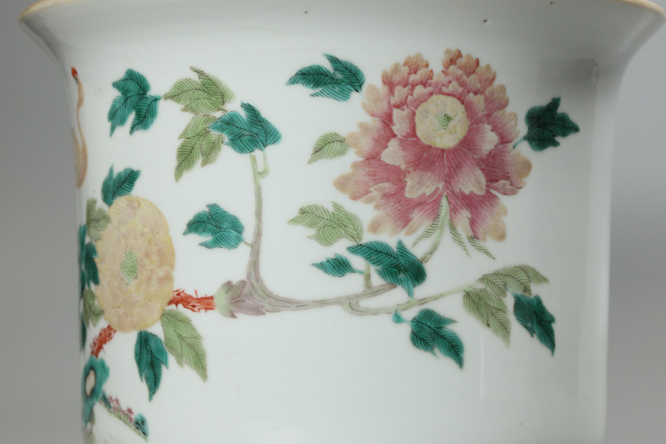 Paire de jardinières chinoises en porcelaine multicolore, 19e siècle en vente 2