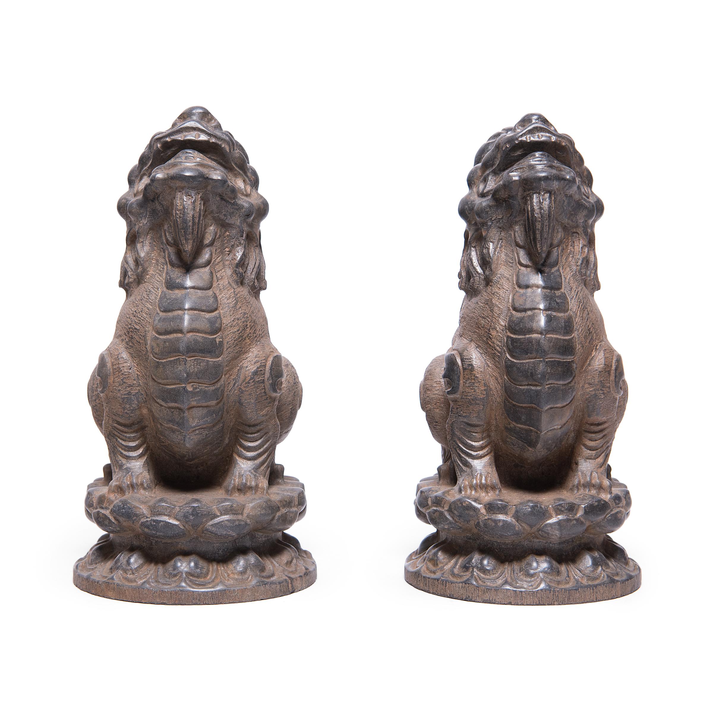 Sculpté à la main Paire de breloques gardiens mythiques chinois en vente