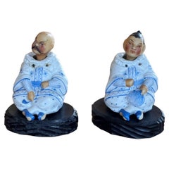 Paire de figurines chinoises à tête pivotante sur socles sculptés