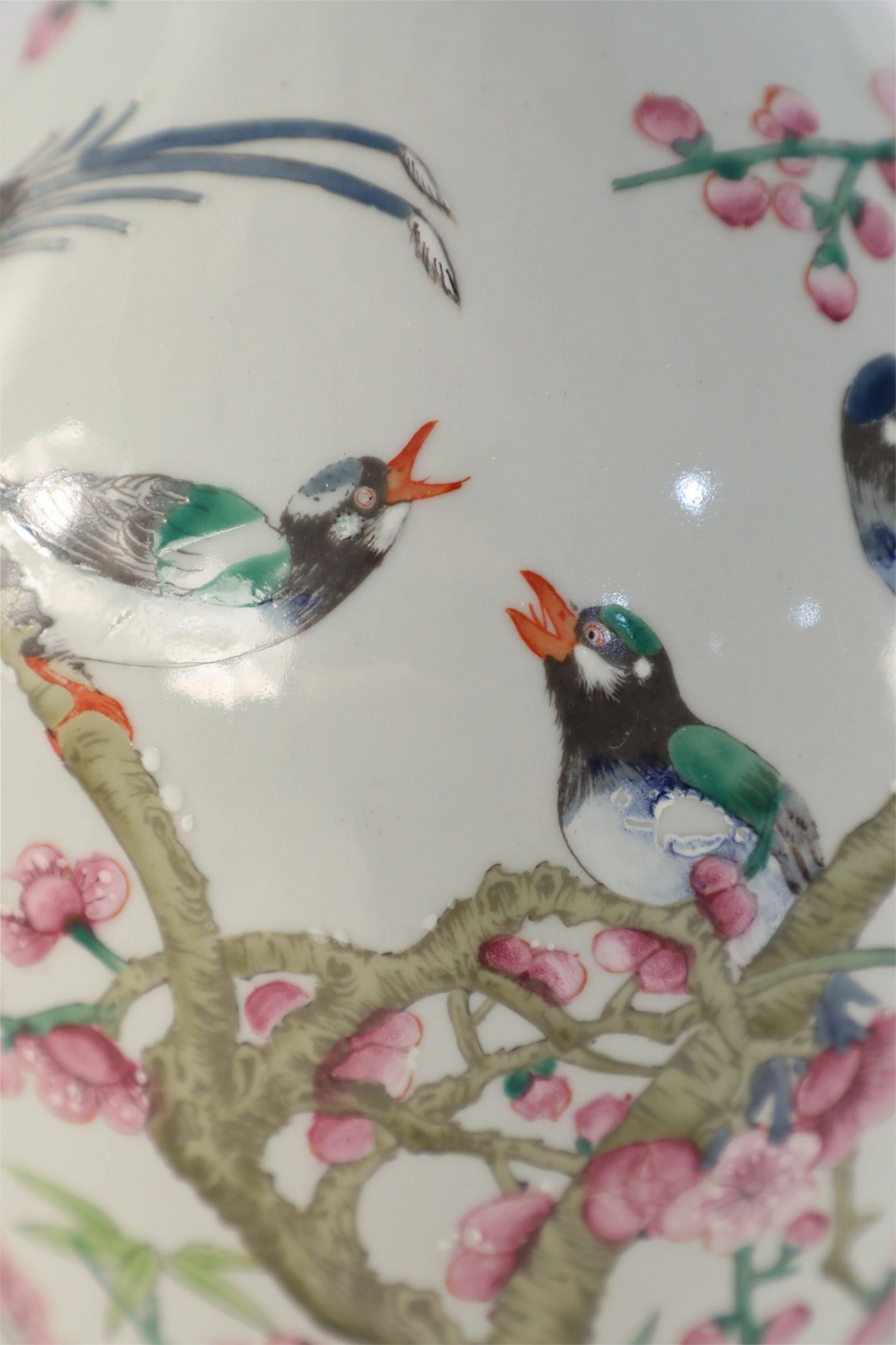 Paire de vases chinois en porcelaine à motifs de fleurs de cerisier et d'oiseaux blanc cassé en vente 6